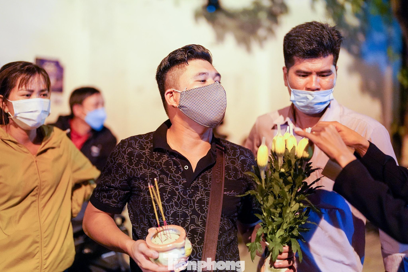 Người nhà chị V. chuẩn bị vào nhận ba thi thể người thân để đưa về quê.