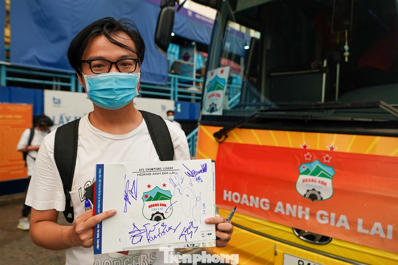 &quot;Lâu nay chỉ chứng kiến các thần tượng thi đấu qua màn ảnh nhỏ. Sau 6 năm chờ đợi để gặp được các thần tượng ngoài đời, đây là lần đầu tiên được đứng cạnh và xin chữ ký thần tượng của mình&quot;, bạn Huỳnh Tú (TPHCM) chia sẻ.