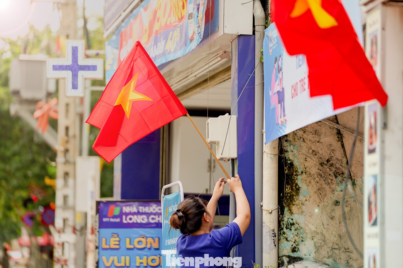 Cờ đỏ sao vàng phủ rực rỡ trên các con hẻm dọc tuyến đường Nguyễn Trọng Tuyển (quận Phú Nhuận), thu hút nhiều bạn trẻ đến chụp ảnh. Cờ đỏ sao vàng phủ rực rỡ trên các con hẻm dọc tuyến đường Nguyễn Trọng Tuyển (quận Phú Nhuận), thu hút nhiều bạn trẻ đến chụp ảnh.