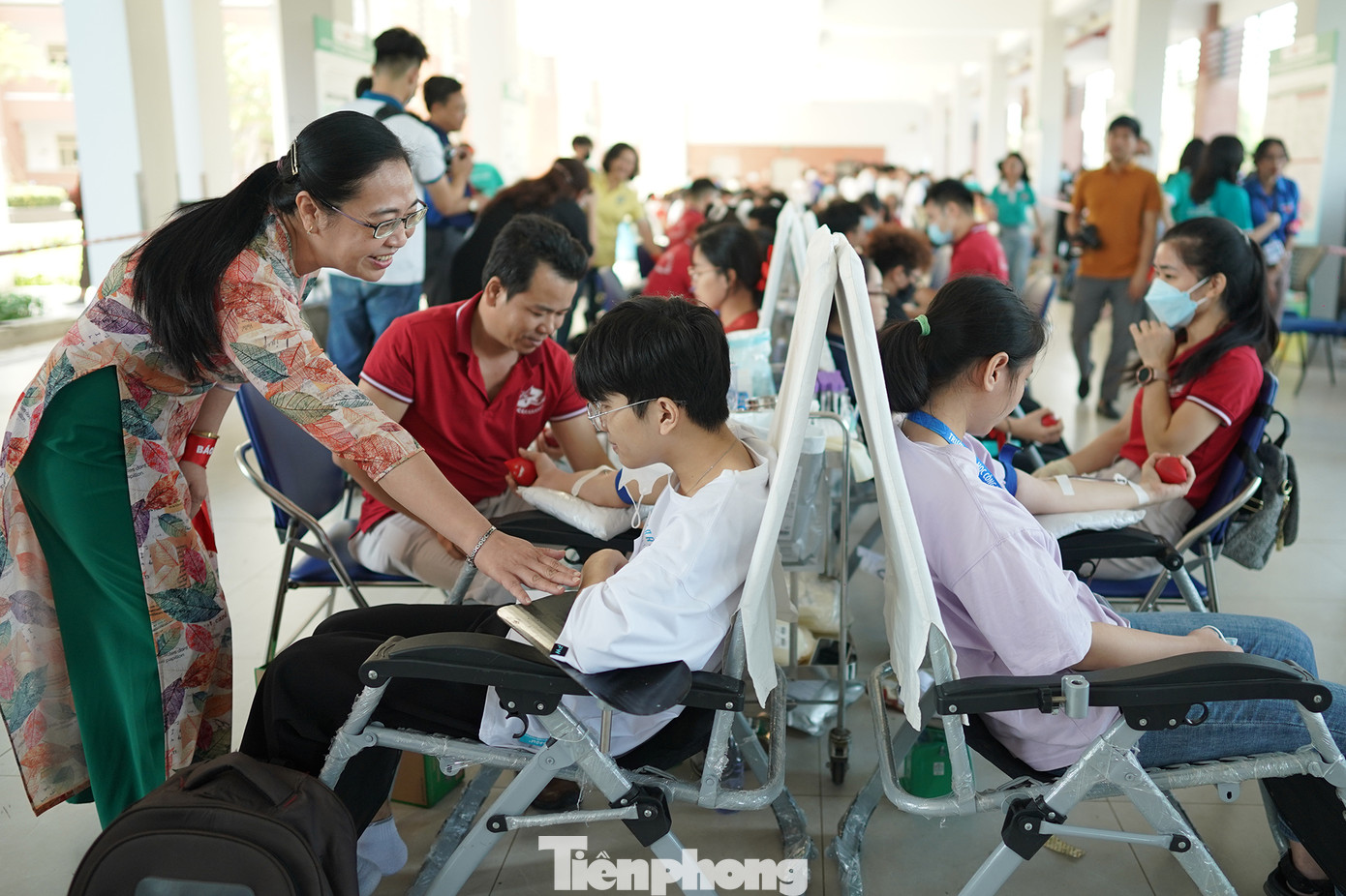 TS Lê Thị Ngọc Điệp, Bí thư Đảng ủy, Chủ tịch Hội đồng Trường Đại học KHXH&amp;NV TPHCM động viên sinh viên và cổ vũ nghĩa cử cao thượng hiến máu cứu người.