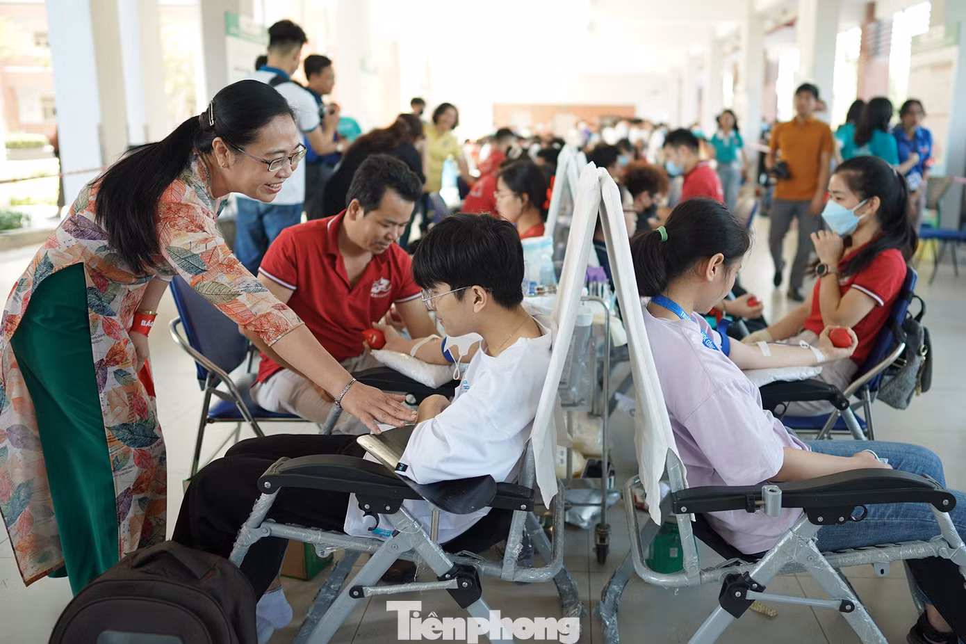 TS Lê Thị Ngọc Điệp, Bí thư Đảng ủy, Chủ tịch Hội đồng Trường Đại học KHXH&amp;NV TPHCM động viên sinh viên và cổ vũ nghĩa cử cao thượng hiến máu cứu người.
