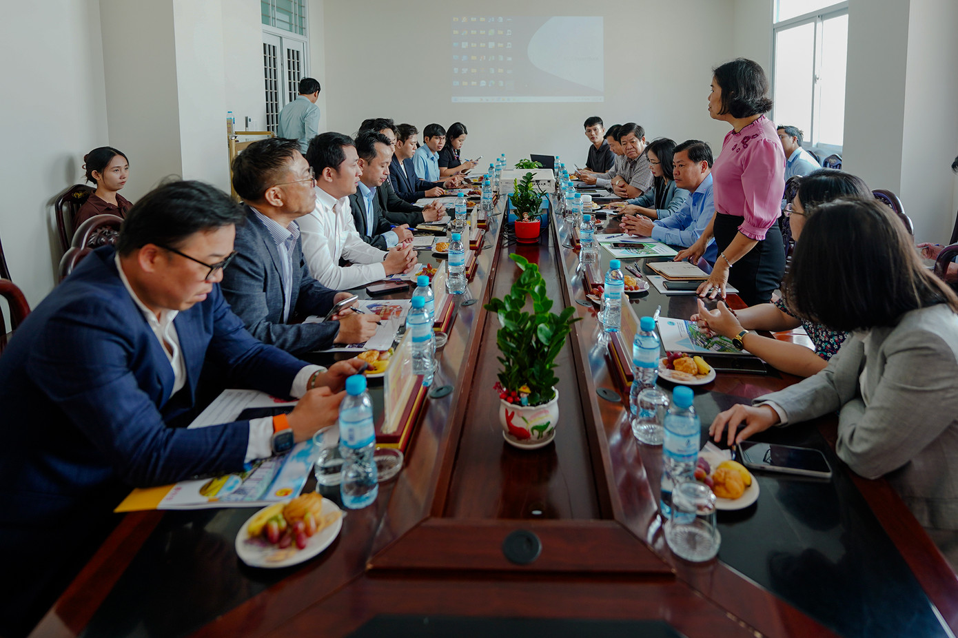 Đại diện Sở Kế hoạch và Đầu tư tỉnh Long An làm việc với đoàn doanh nghiệp Hàn Quốc. Đại diện Sở Kế hoạch và Đầu tư tỉnh Long An làm việc với đoàn doanh nghiệp Hàn Quốc.