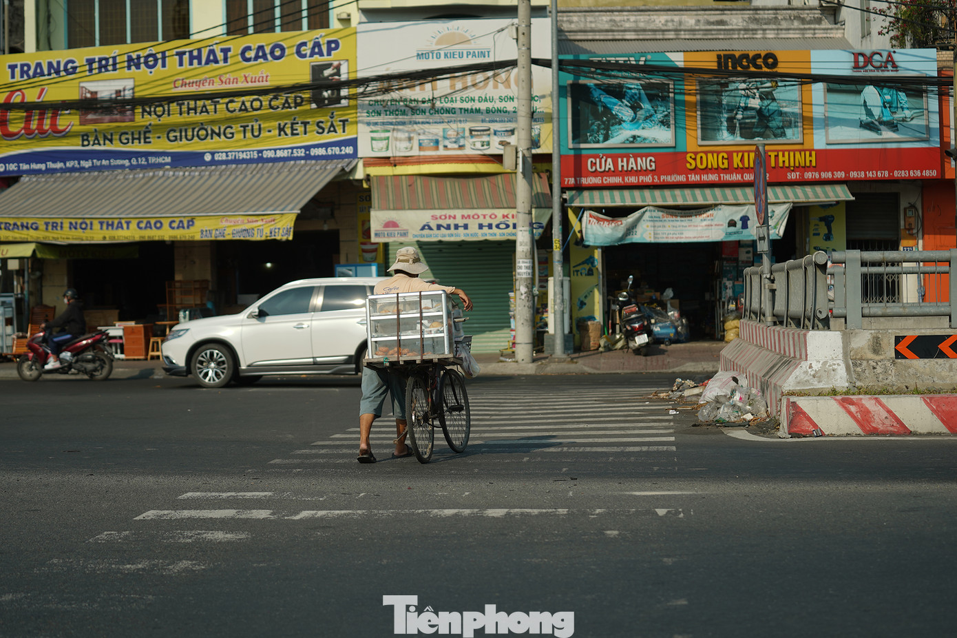 Ông Nguyễn Quốc Phú (ngụ quận 12) tâm tư: &quot;Phần mặt đường (tầng thứ 2) giữa hai nhánh hầm chui là đường hai chiều, nhiều người đi xe lười vòng dưới chân cầu vượt An Sương nên thường rẽ trái luôn ngay chỗ này. Mà khi rẽ trái nếu không chú ý, do hành lang bảo vệ hầm che khuất tầm nhìn thì rất dễ va chạm với dòng ô tô di chuyển hai chiều. Cách đây không lâu, một người đàn ông bị xe tải tông gãy chân vì rẽ trái nhưng thiếu quan sát ở đoạn này&quot;.