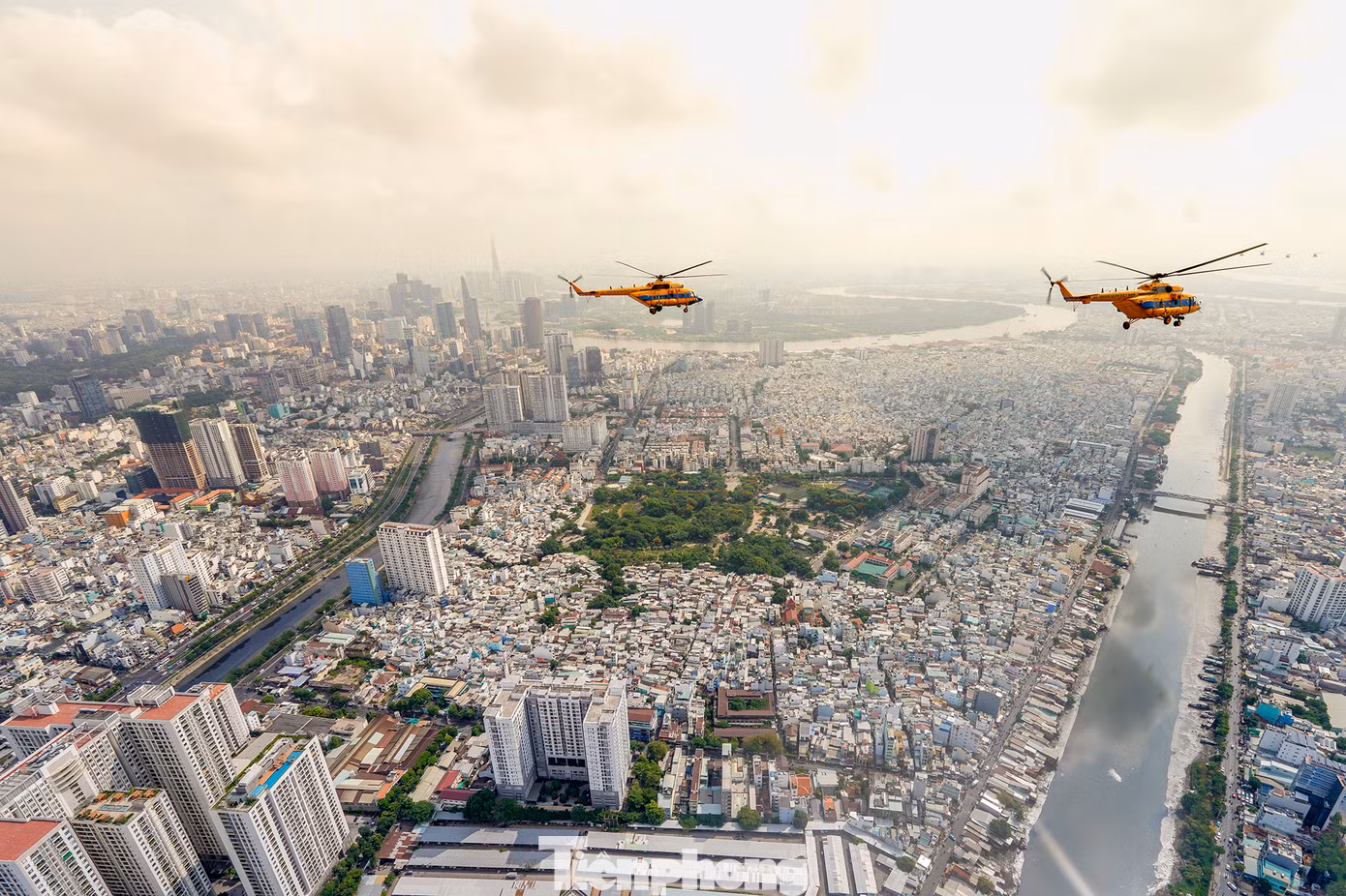 Đại lộ Đông Tây, kênh Tàu Hủ nhìn từ trên cao.