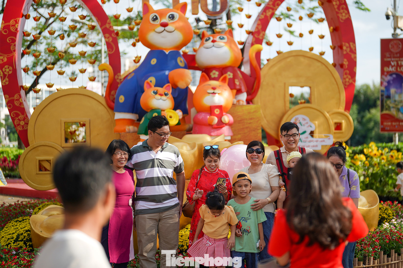 Đầu đường hoa là sự xuất hiện của Gia đình Mèo với những chú mèo linh vật của năm trong trang phục truyền thống Việt Nam (áo dài, nón lá), xung quanh là những thỏi vàng, bao tiền vàng,… như một lời chúc đoàn viên, thịnh vượng đầu năm. Đây là khu vực thể hiện nét văn hoá Tết cổ truyền của người Việt.