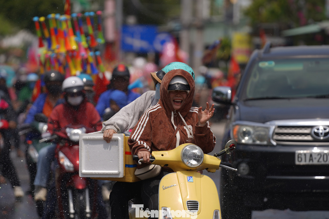 "Những ngày này dễ ướt mình lắm, mình phải chuẩn bị áo mưa mà chơi, mặc dù trời rất nóng" - một bạn trẻ nói.