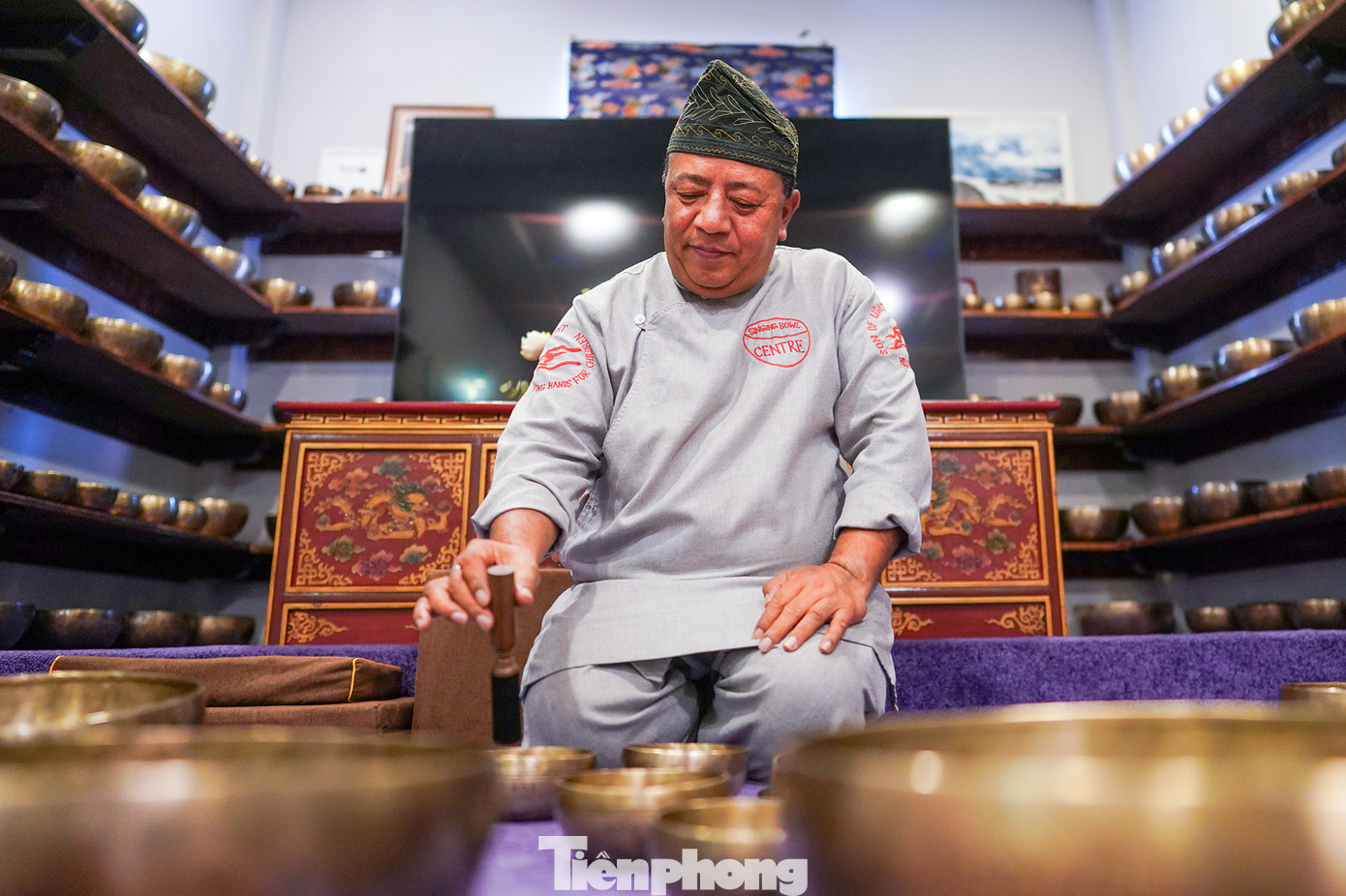 Thầy Santa đang thực hiện một bài chuông giúp các vị khách cân bằng. Ông đã cùng với trung tâm Om Himalayas hỗ trợ các học viên trải nghiệm trong suốt 5 năm qua. "Hàng trăm khoá đào tạo các cấp độ cơ bản đến chuyên sâu đã được Om Himalayas tổ chức. Các khoá học Master trong lĩnh vực này đã được tổ chức ở Việt Nam lẫn Nepal, quê hương của dòng chuông xoay Himalaya. Phương pháp này có 3 cấp độ: Thư giãn thì có thể cảm nhận ngay từ lần đầu tiên trải nghiệm, kế đến là cân bằng. Cấp độ cân bằng thì người trải nghiệm có thể theo liệu trình từ 10 - 20 buổi. Cuối cùng là chữa lành với các liệu trình chuyên sâu và đòi hỏi đầu tư thời gian. Phương pháp chữa lành phù hợp với những ai bị tổn thương trong quá khứ, nỗi ám ảnh ăn sâu vào tiềm thức", thầy Santa chia sẻ.