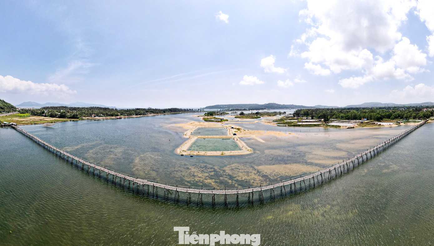 Cầu gỗ Ông Cọp nối liền phía bắc xã An Ninh Tây với thị xã Sông Cầu, giống như một “cánh cửa” dẫn đến những địa danh nổi tiếng tại Phú Yên như: Gành Đá Đĩa, đầm Ô Loan, nhà thờ Mằng Lăng, đập Tam Giang…