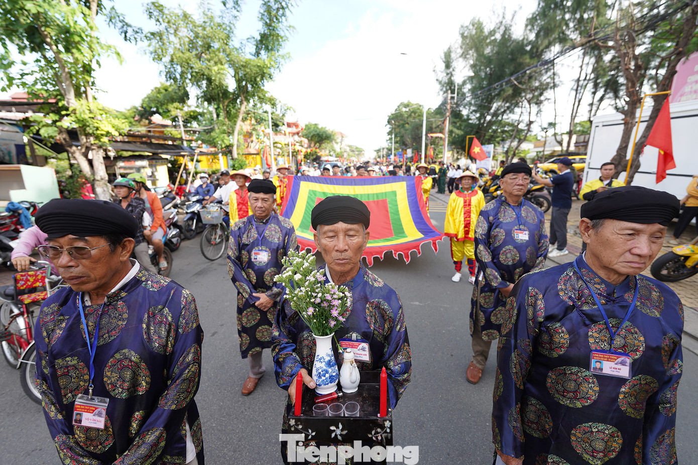 Ban tế tự Hội Vạn Lạch thị trấn Cần Thạnh thực hiện các nghi thức thượng đại kỳ trước sự chứng kiến của hàng ngàn ngư dân với mong muốn một mùa biển mới bình yên, an lành.