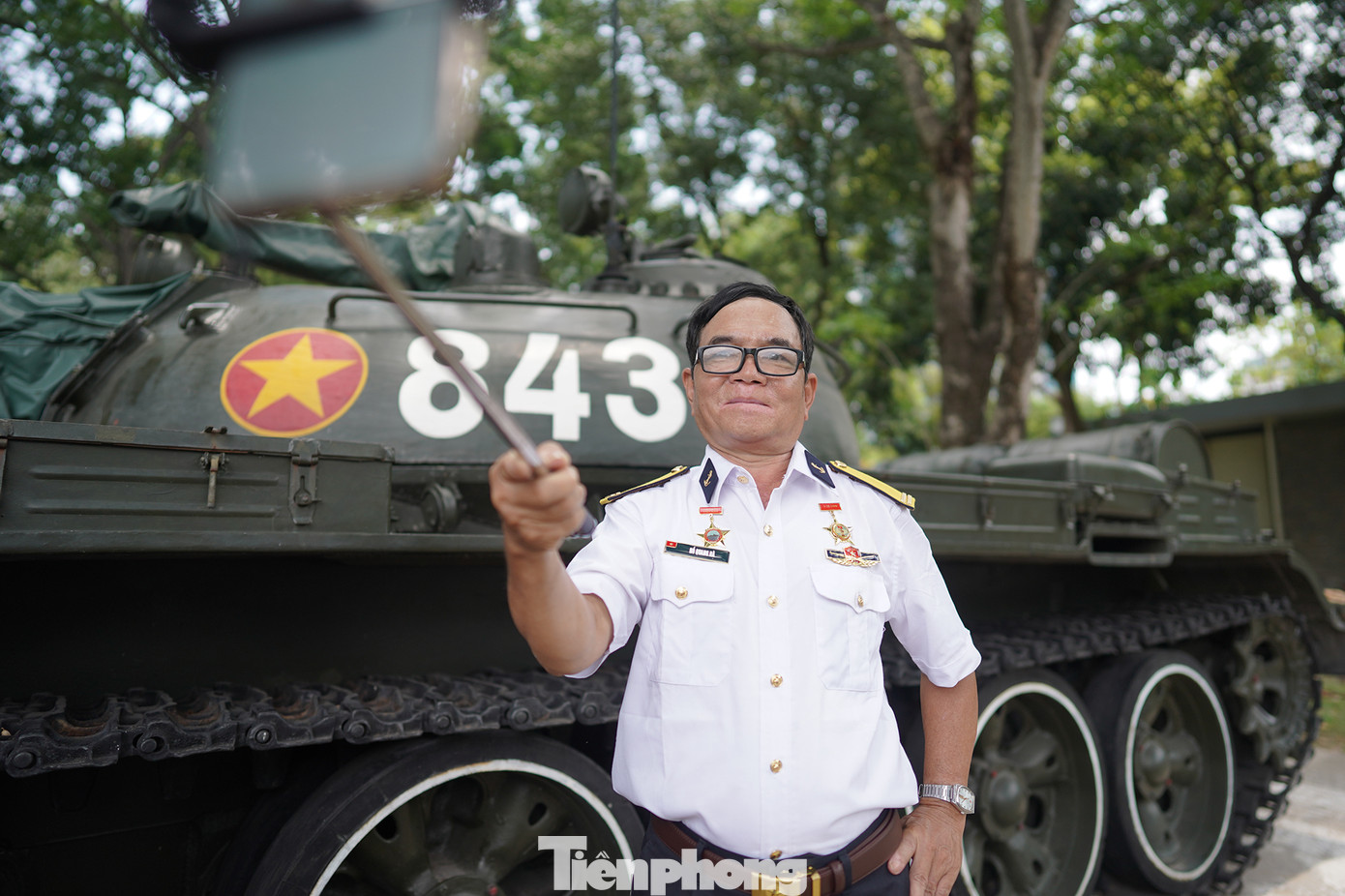 Ông Hồ Quang Hà, Cựu chiến binh Lữ đoàn 146 cũng đến chụp ảnh lưu niệm cùng chiếc xe tăng là nhân chứng của sự kiện trưa ngày 30/4/1975.