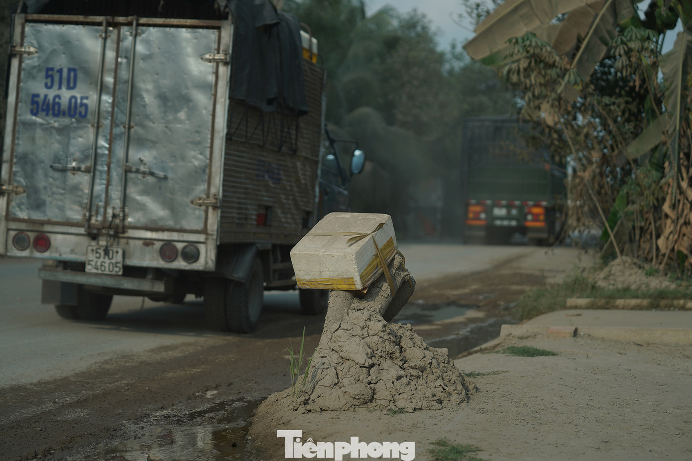 Phần đánh dấu để tránh xe ben, xe tải lấn vào trong nhà. "Không biết có ai cứu chúng tôi không chứ chúng tôi chịu hết nổi rồi. Trời nắng nóng vậy mà cứ 2-3 ngày là tôi phải lấy xẻng ra xúc cái mớ đất bám hai bên đường và mấy cái gốc cây đánh dấu. Điều đó cho thấy lưu lượng xe di chuyển và số lượng bùn đất là rất lớn", ông Trân bức xúc. Phần đánh dấu để tránh xe ben, xe tải lấn vào trong nhà. "Không biết có ai cứu chúng tôi không chứ chúng tôi chịu hết nổi rồi. Trời nắng nóng vậy mà cứ 2-3 ngày là tôi phải lấy xẻng ra xúc cái mớ đất bám hai bên đường và mấy cái gốc cây đánh dấu. Điều đó cho thấy lưu lượng xe di chuyển và số lượng bùn đất là rất lớn", ông Trân bức xúc.