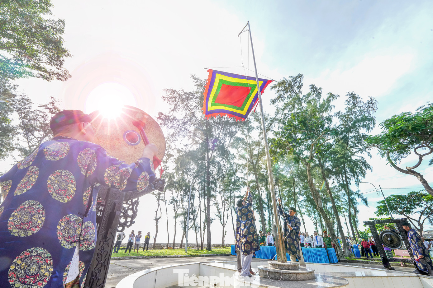 Ban tế tự Hội Vạn Lạch thị trấn Cần Thạnh thực hiện các nghi thức thượng đại kỳ trước sự chứng kiến của hàng ngàn ngư dân với mong muốn một mùa biển mới bình yên, an lành.