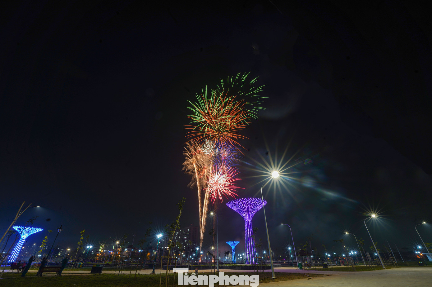 Đây là lần đầu tiên người dân tại khu vực Quận 12 được xem pháo hoa chào giao thừa gần nhà. Đây là lần đầu tiên người dân tại khu vực Quận 12 được xem pháo hoa chào giao thừa gần nhà.