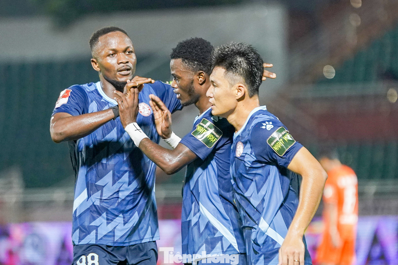 Victor Mansaray (88) trận này chơi thăng hoa, góp một cú đúp ở phút 65 và 75. Victor Mansaray (88) trận này chơi thăng hoa, góp một cú đúp ở phút 65 và 75.