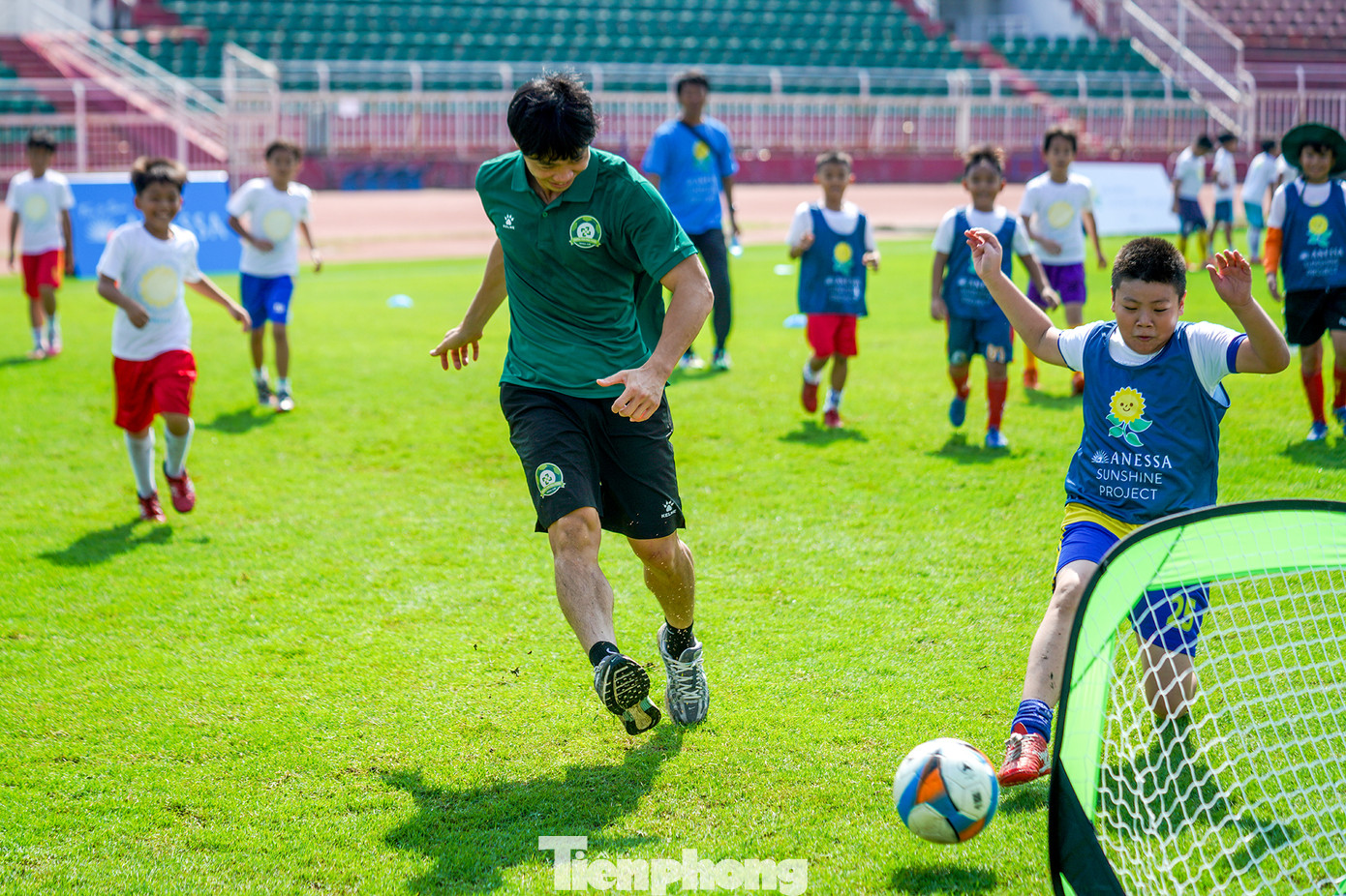 Được chơi bóng cùng thần tượng, các bé như trở thành những chiến binh &quot;không phổi&quot;, tranh cướp bóng và phối hợp với thần tượng một cách bài bản. Trong tương lai, dự án ANESSA và JFA sẽ tiếp tục đồng hành cùng HFF mở rộng các hoạt động này tại Việt Nam, thúc đẩy việc vui chơi ngoài trời và nâng cao nhận thức về bảo vệ da khỏi tia UV.