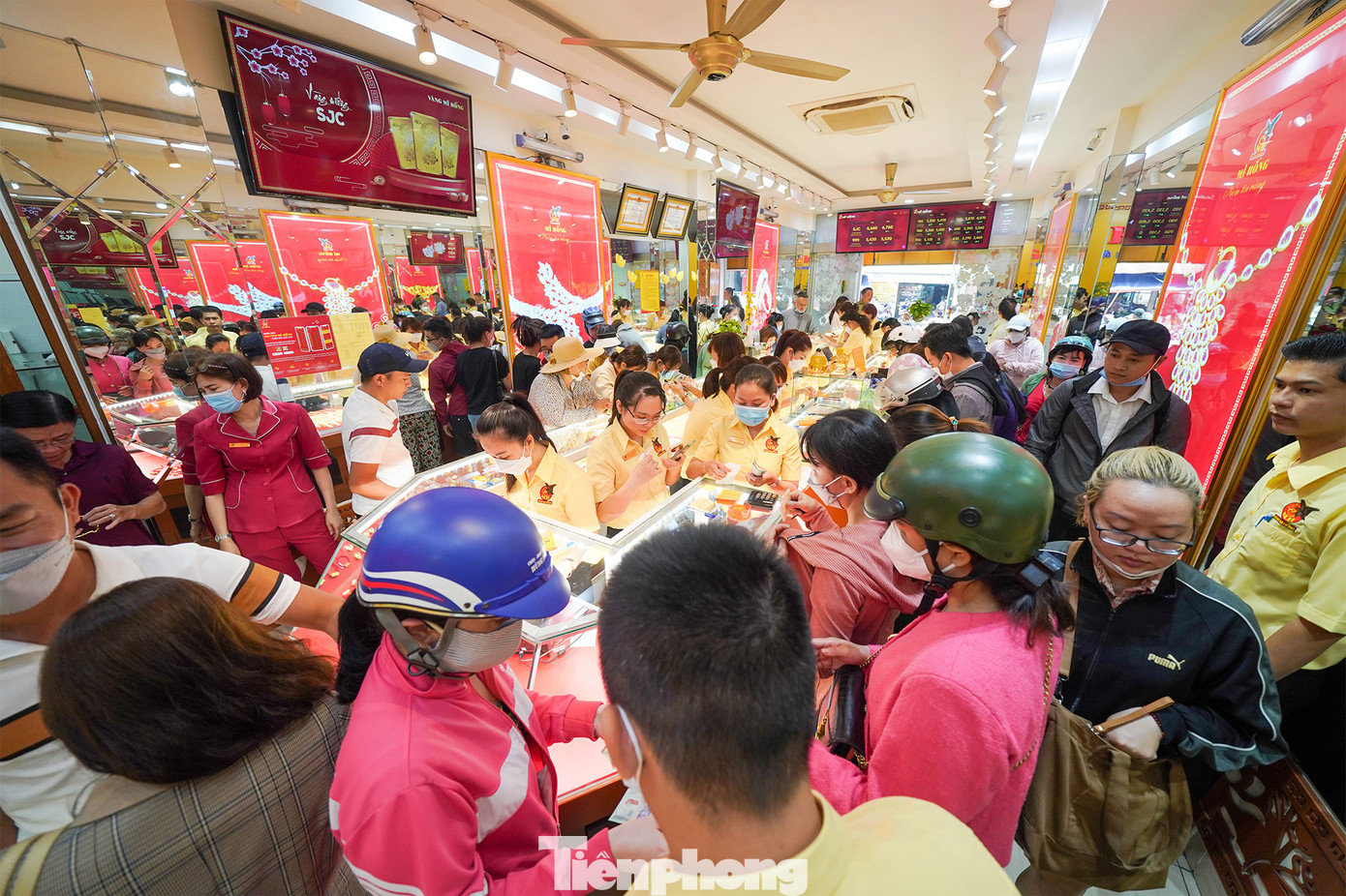 Hình ảnh một tiệm vàng chật kín khách vào 9h hôm nay. Hình ảnh một tiệm vàng chật kín khách vào 9h hôm nay.