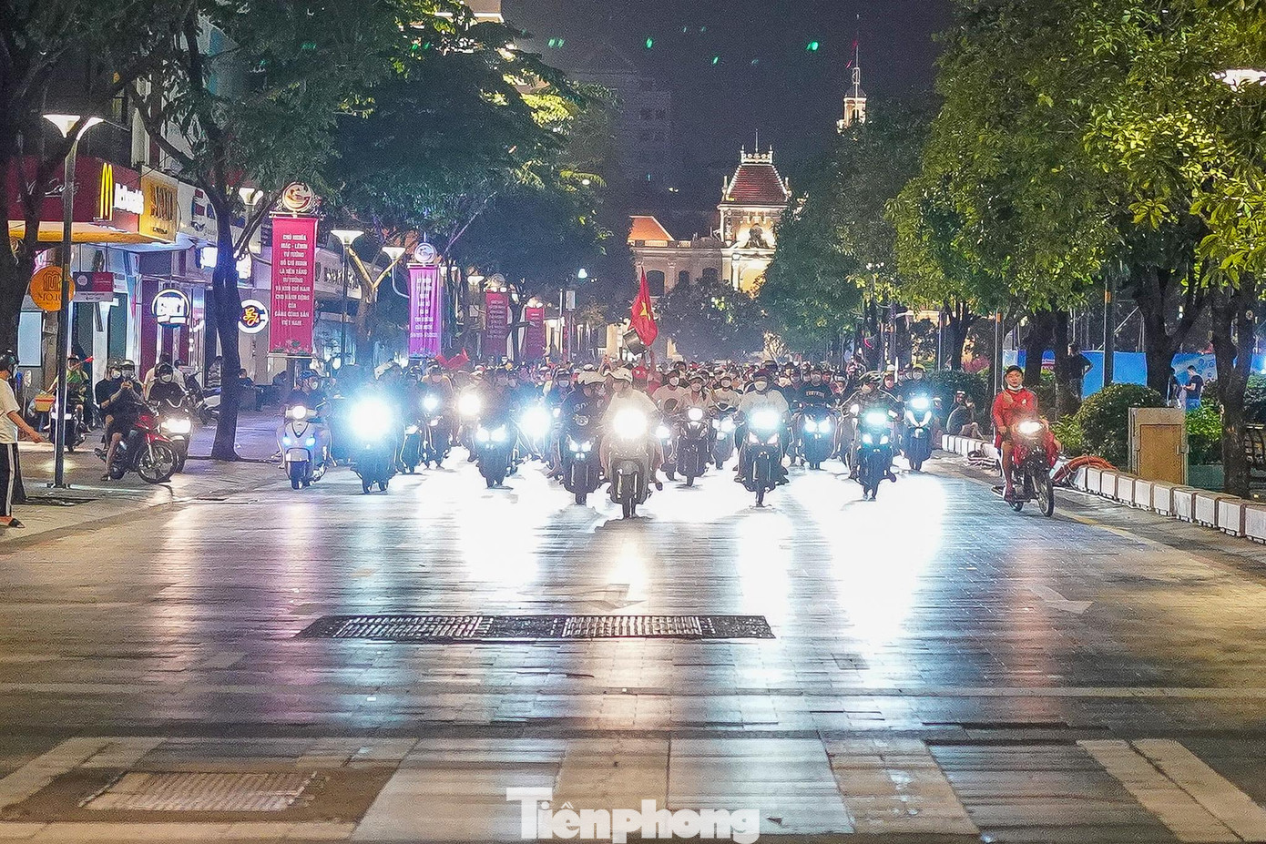 Chiến thắng nghẹt thở 1-0 cho Việt Nam ở phút 111 đã làm nức lòng người hâm mộ cả nước nói chung và TPHCM nói riêng. Người hâm mộ TPHCM xuống đường ăn mừng.