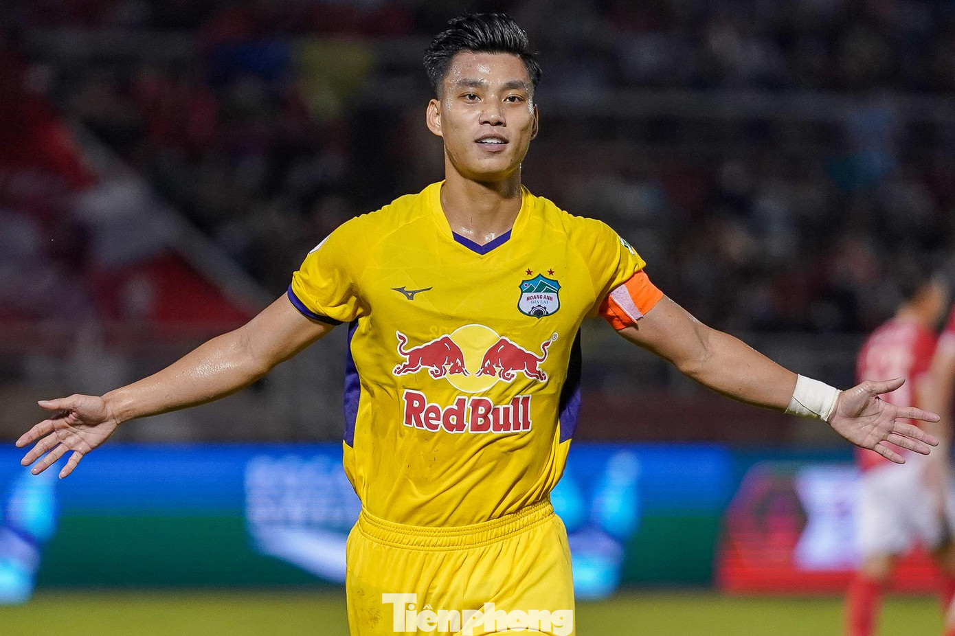 Đúng 10 phút sau, HAGL nhân đôi cách biệt. Nhận đường chuyền của Xuân Trường, Văn Thanh quyết định đột phá. Cú ngoặt bóng của anh khiến Dương Văn Khoa buộc phải phạm lỗi và HAGL được hưởng quả phạt đền. Từ khoảng cách 11 m, Văn Thanh đánh lừa được Tiến Dũng để nâng tỷ số lên 2-0 cho đội khách. Đúng 10 phút sau, HAGL nhân đôi cách biệt. Nhận đường chuyền của Xuân Trường, Văn Thanh quyết định đột phá. Cú ngoặt bóng của anh khiến Dương Văn Khoa buộc phải phạm lỗi và HAGL được hưởng quả phạt đền. Từ khoảng cách 11 m, Văn Thanh đánh lừa được Tiến Dũng để nâng tỷ số lên 2-0 cho đội khách.