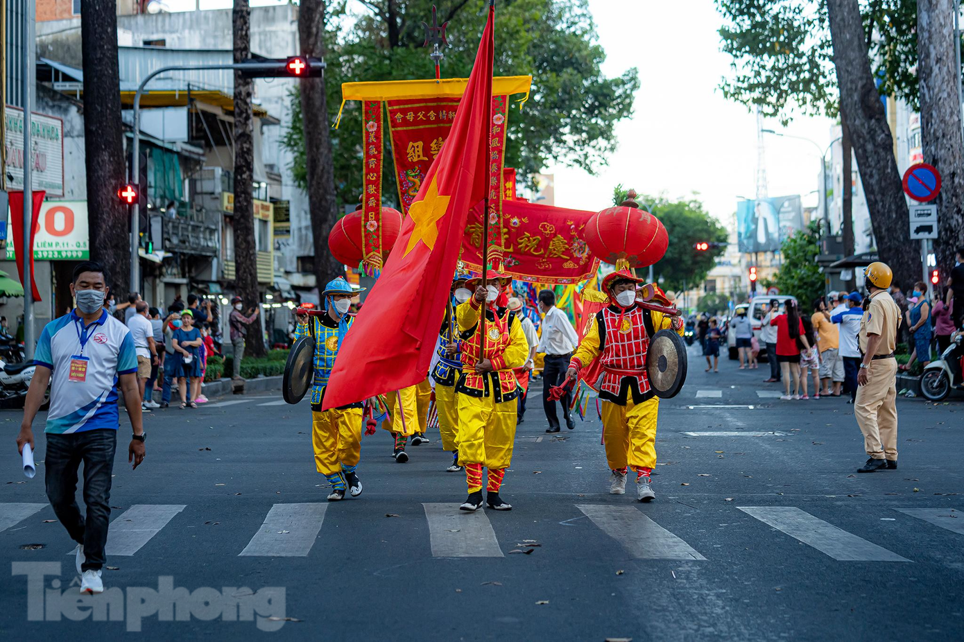 Đoàn rước tiến vào đường Châu Văn Liêm. Đoàn rước tiến vào đường Châu Văn Liêm.