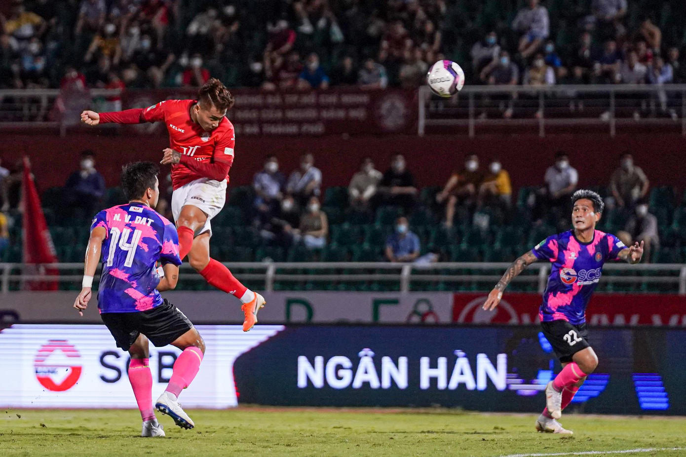 Phút 41, cú lắc đầu chuẩn xác của Hồ Tuấn Tài làm tung lưới Sài Gòn FC. Trước đó, anh nhận bóng ở giữa khu vực 16m50. Phút 41, cú lắc đầu chuẩn xác của Hồ Tuấn Tài làm tung lưới Sài Gòn FC. Trước đó, anh nhận bóng ở giữa khu vực 16m50.