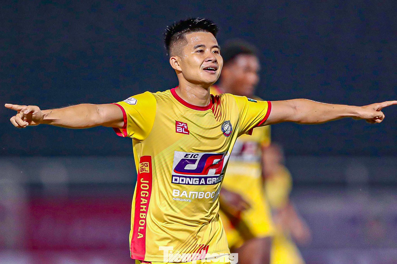 Phút 54, Gustavo Costa xoay xở khéo léo trước khi chuyền vừa tầm để Thành Long băng lên dứt điểm hiểm hóc tung lưới Sài Gòn, mở tỷ số cho Thanh Hóa. Chỉ 4 phút sau, lưới của Sài Gòn suýt nữa phải rung lên lần thứ 2 nếu không có sự xuất sắc của thủ môn Văn Phong. Phút 54, Gustavo Costa xoay xở khéo léo trước khi chuyền vừa tầm để Thành Long băng lên dứt điểm hiểm hóc tung lưới Sài Gòn, mở tỷ số cho Thanh Hóa. Chỉ 4 phút sau, lưới của Sài Gòn suýt nữa phải rung lên lần thứ 2 nếu không có sự xuất sắc của thủ môn Văn Phong.