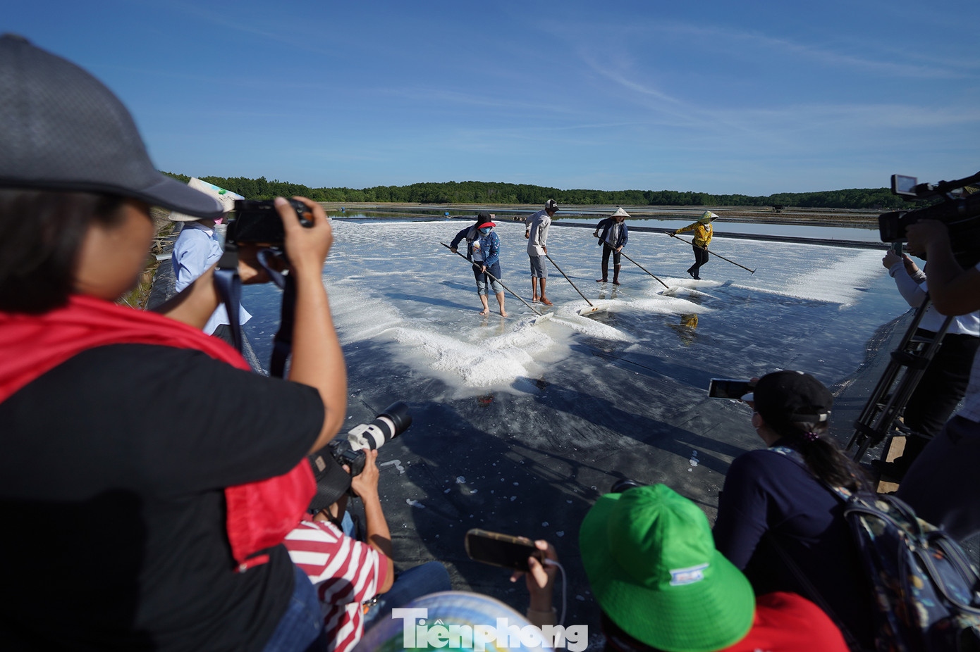 Du khách đang trải nghiệm cào muối cùng các diêm dân.