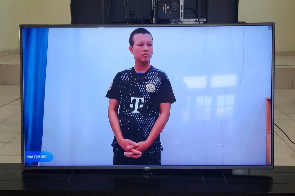 Hình ảnh bị cáo Huỳnh Thanh Hậu truyền từ nhà tạm giữ, Công an huyện Đức Hoà. Hình ảnh bị cáo Huỳnh Thanh Hậu truyền từ nhà tạm giữ, Công an huyện Đức Hoà.