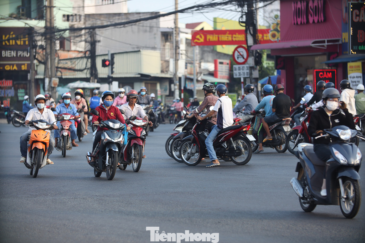 Mỗi ngày, có gần 50.000 phương tiện lưu thông qua lại khu vực này. Tình hình trật tự ATGT diễn ra rất phức tạp, nhất là vào giờ cao điểm, phương tiện hỗn hợp lưu thông rất đông đúc, khiến nhiều phương tiện phải chen chúc nhau để vượt qua đây. Vào các dịp lễ, tết, ngày cuối tuần, nơi đây thường xuyên bị ùn tắc. Thời gian qua, Khu quản lý đường bộ IV đã phối hợp địa phương khảo sát, lắp đặt hệ thống đèn tín hiệu và bố trí lại giao thông tại đây. Tuy nhiên, về lâu dài cần, phải có những giải pháp căn cơ và hiệu quả hơn để bảo đảm trật tự ATGT tại ngã tư này.