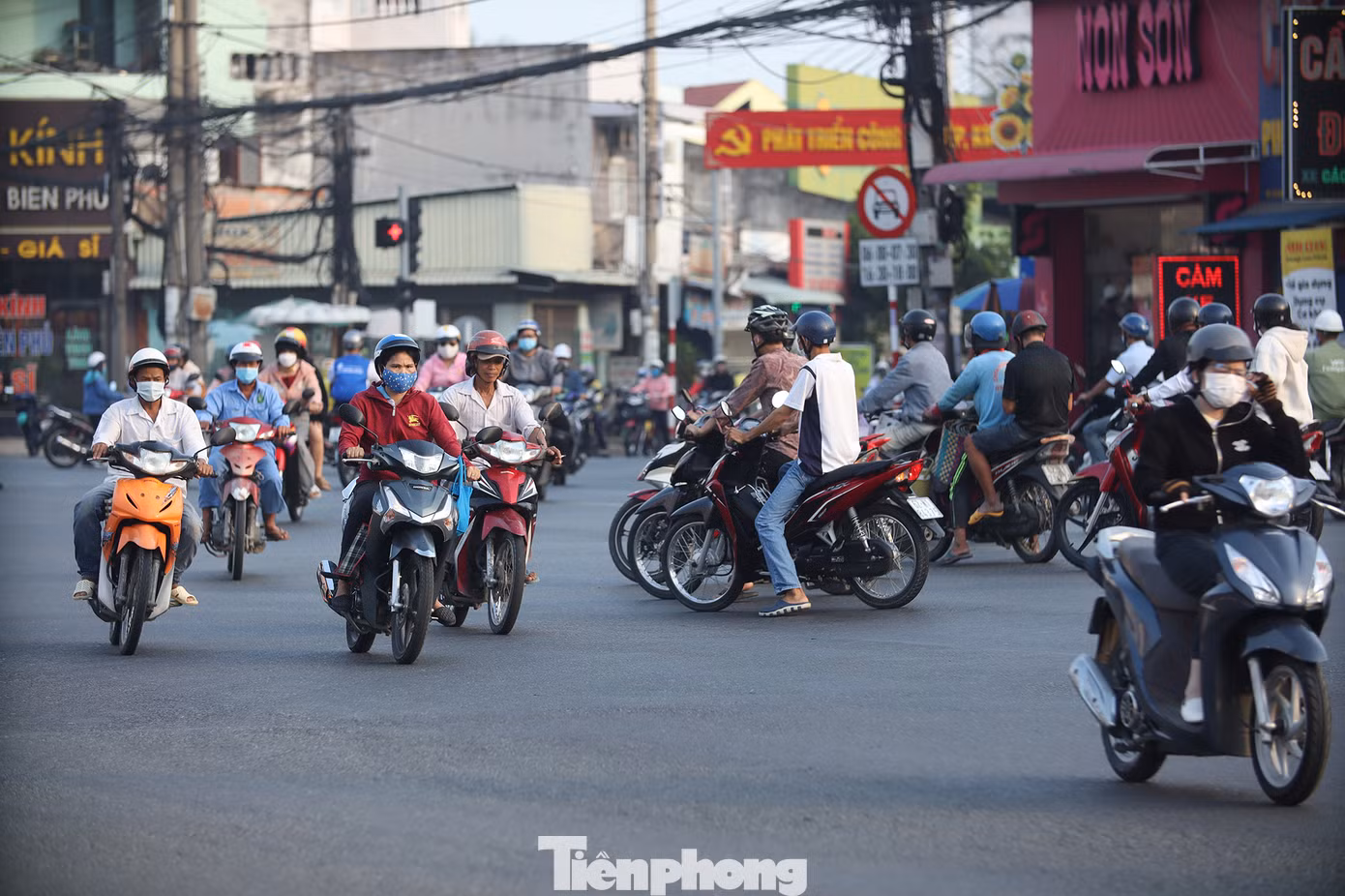 Mỗi ngày, có gần 50.000 phương tiện lưu thông qua lại khu vực này. Tình hình trật tự ATGT diễn ra rất phức tạp, nhất là vào giờ cao điểm, phương tiện hỗn hợp lưu thông rất đông đúc, khiến nhiều phương tiện phải chen chúc nhau để vượt qua đây. Vào các dịp lễ, tết, ngày cuối tuần, nơi đây thường xuyên bị ùn tắc. Thời gian qua, Khu quản lý đường bộ IV đã phối hợp địa phương khảo sát, lắp đặt hệ thống đèn tín hiệu và bố trí lại giao thông tại đây. Tuy nhiên, về lâu dài cần, phải có những giải pháp căn cơ và hiệu quả hơn để bảo đảm trật tự ATGT tại ngã tư này. Mỗi ngày, có gần 50.000 phương tiện lưu thông qua lại khu vực này. Tình hình trật tự ATGT diễn ra rất phức tạp, nhất là vào giờ cao điểm, phương tiện hỗn hợp lưu thông rất đông đúc, khiến nhiều phương tiện phải chen chúc nhau để vượt qua đây. Vào các dịp lễ, tết, ngày cuối tuần, nơi đây thường xuyên bị ùn tắc. Thời gian qua, Khu quản lý đường bộ IV đã phối hợp địa phương khảo sát, lắp đặt hệ thống đèn tín hiệu và bố trí lại giao thông tại đây. Tuy nhiên, về lâu dài cần, phải có những giải pháp căn cơ và hiệu quả hơn để bảo đảm trật tự ATGT tại ngã tư này.