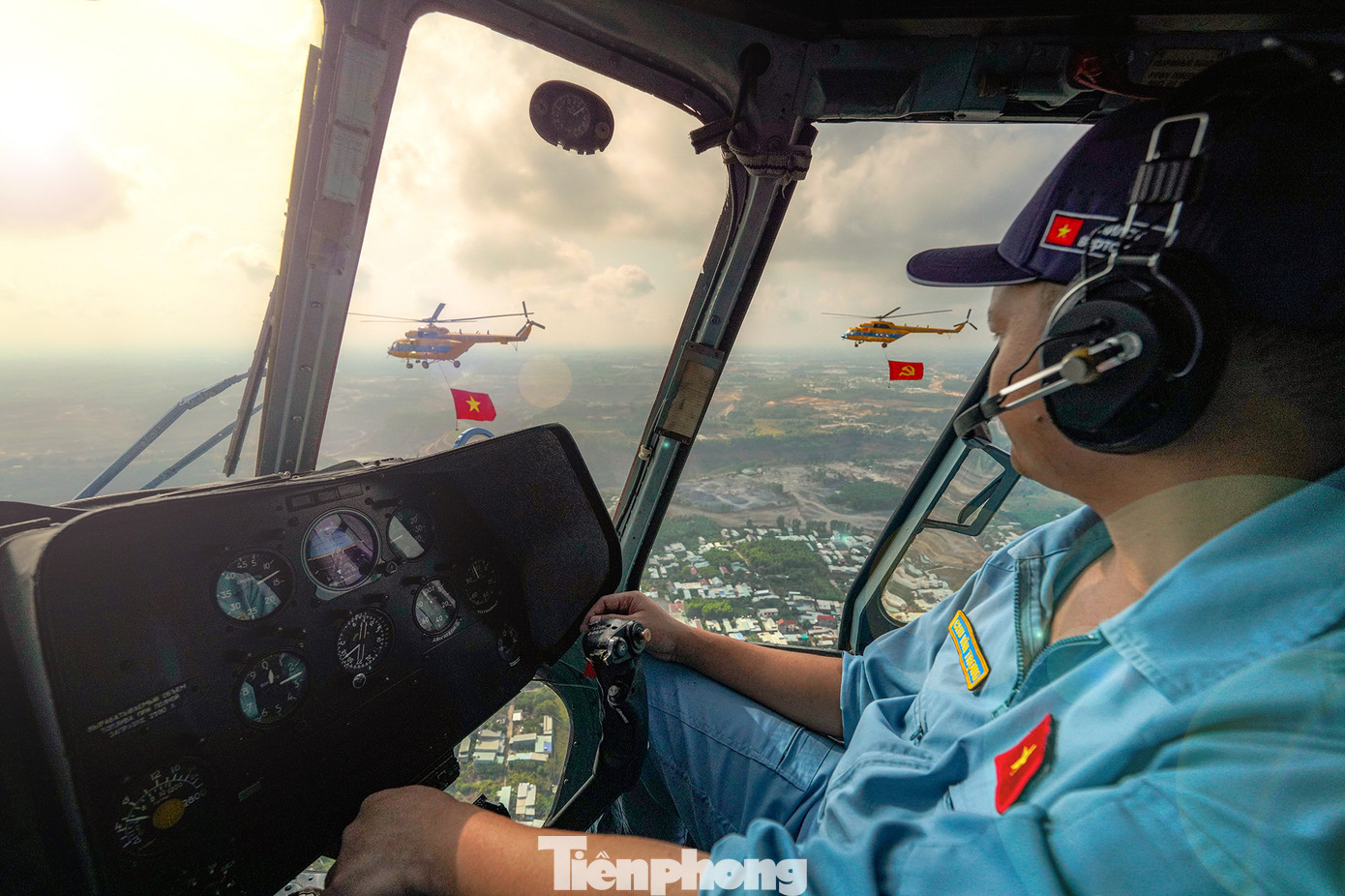 Các phi công trực thăng tập trung quan sát, giữ cự ly đội hình. Theo kế hoạch diễu binh dịp lễ 30/4, Quân chủng Phòng không - Không quân đã huy động hàng chục máy bay như: Su-30MK2, trực thăng Mi các loại, Yak-130 để tập luyện.