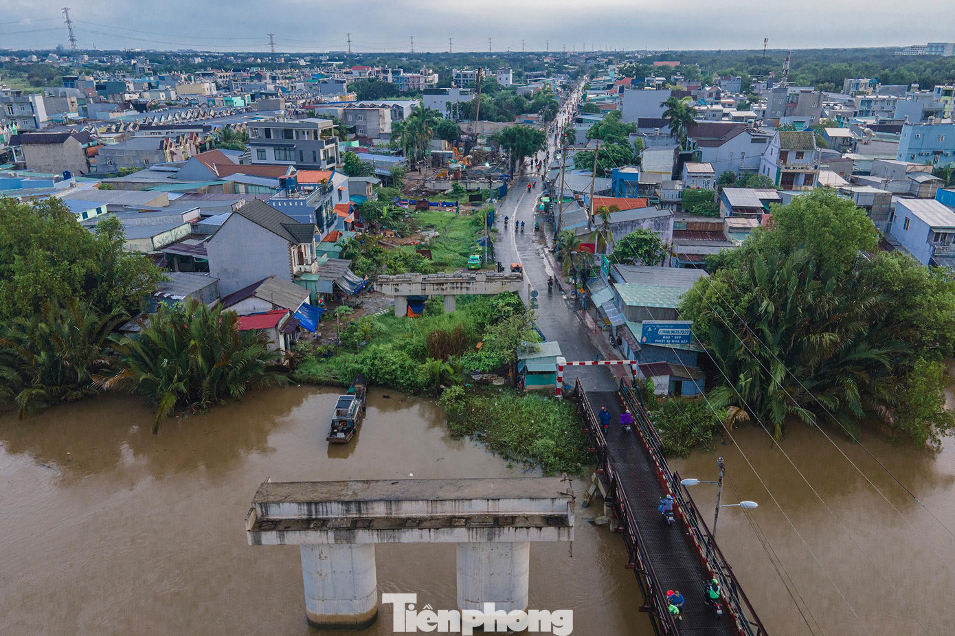 Góc nhìn trung tâm thành phố hướng về xã Nhơn Đức theo hướng đi Cần Giuộc (Long An). Góc nhìn trung tâm thành phố hướng về xã Nhơn Đức theo hướng đi Cần Giuộc (Long An).