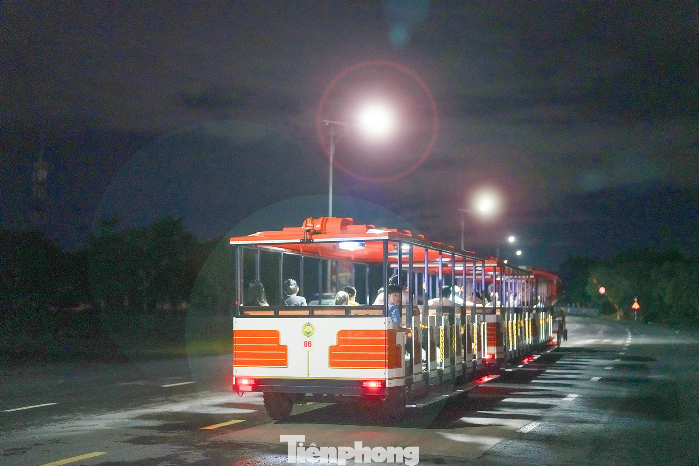 Chỉ mới hơn 18h, khu vực Vịnh Kỳ Diệu rộng lớn bên trong KDL đã có hàng chục ngàn khán giả đến chờ xem pháo hoa. Do khu vực quá rộng nên nhiều du khách chọn dịch vụ xe lửa để di chuyển vào khu vực xem pháo hoa.