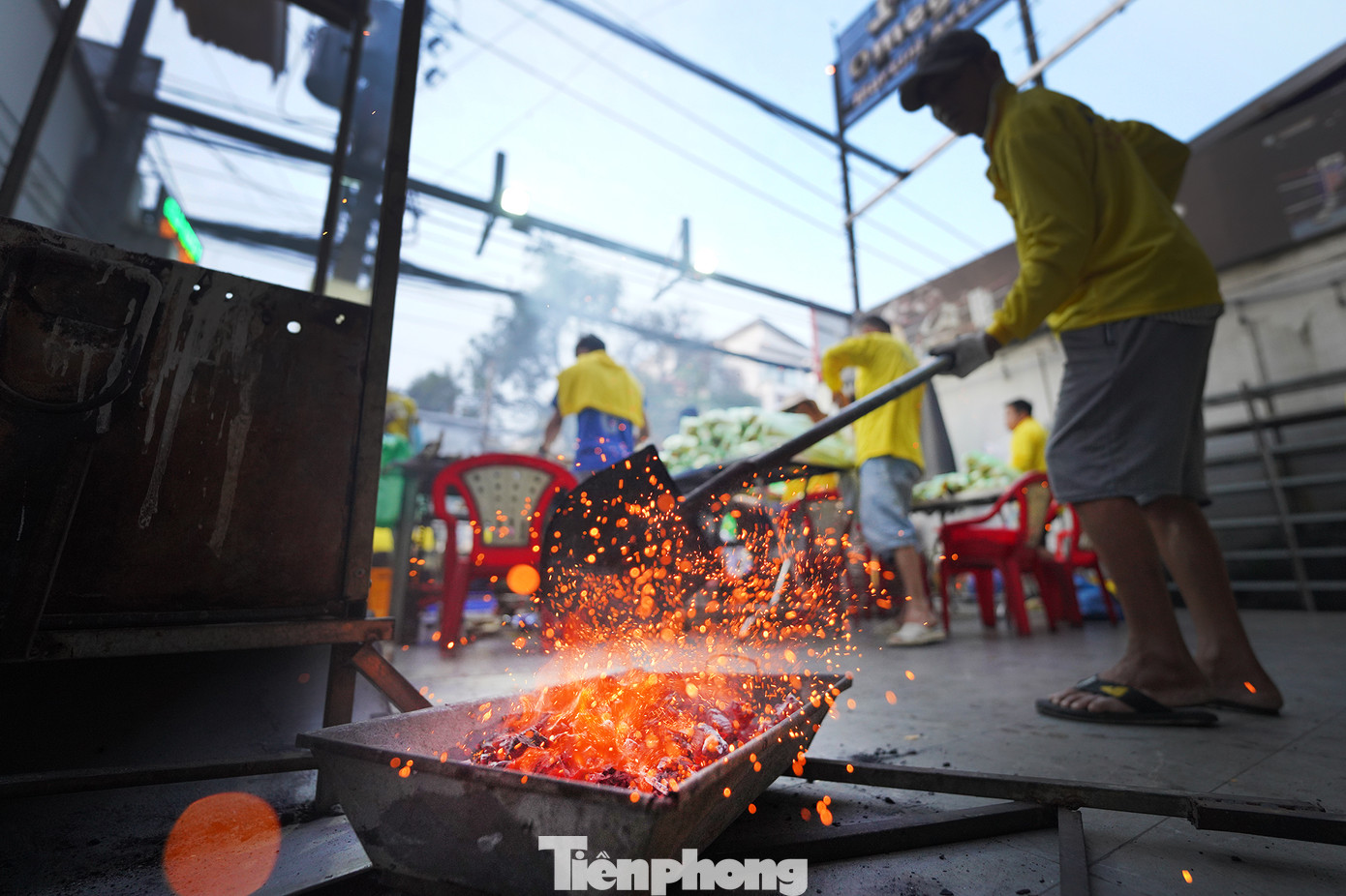 Một mẻ than chăm thêm khoảng 3 xẻn cho một khoan lò. Người phụ trách chăm than các bếp làm việc không ngơi tay.