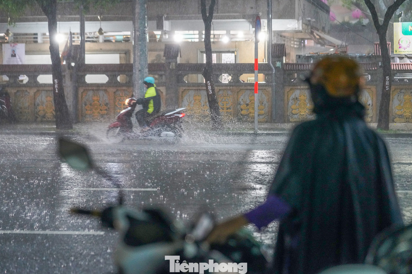 Một người trú mưa hơn 30 phút vẫn chưa thể di chuyển.