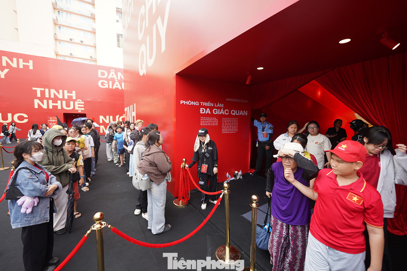 Người dân đội nắng chờ trước không gian immersive 360 độ. Người dân đội nắng chờ trước không gian immersive 360 độ.