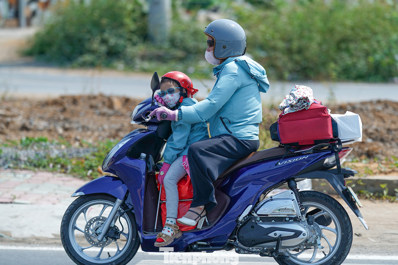 Người dân lỉnh kỉnh đồ đạc quay lại TPHCM sau kỳ nghỉ tết. Theo Trung tâm Dự báo khí tượng Thủy văn quốc gia, trong ngày 2/2, khu vực Nam bộ có mây, ngày nắng, đêm không mưa. Gió Đông Bắc cấp 2-3. Nhiệt độ thấp nhất 21-24 độ C, riêng miền Đông có nơi dưới 21 độ C. Nhiệt độ cao nhất 31-34 độ C.