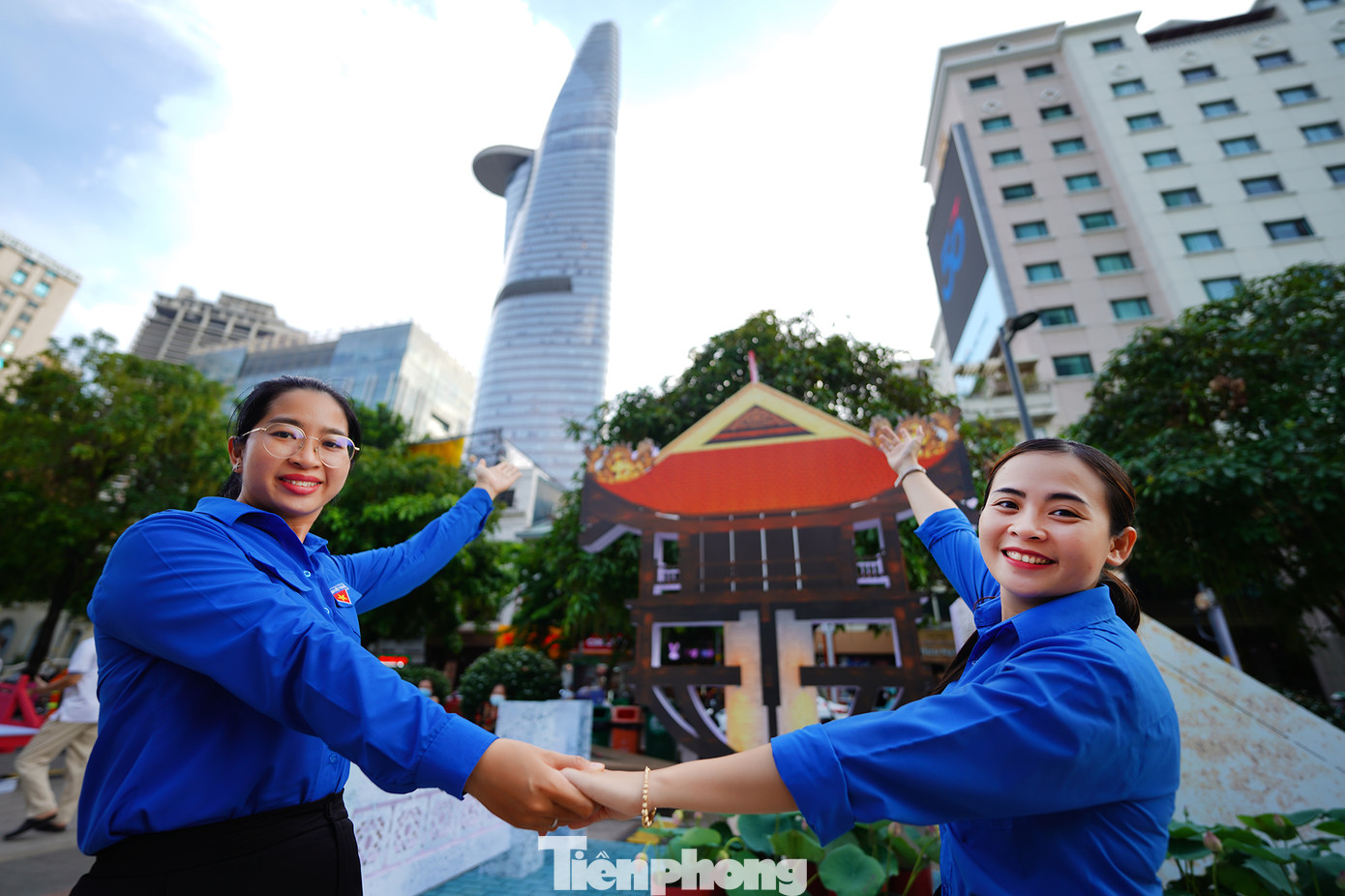 "Mặc dù 19h30 mới khai mạc nhưng tôi cùng đồng nghiệp của mình tranh thủ ra đây để chụp ảnh lưu niệm. Chúng tôi muốn dành cho mình một chút không khí của mùa thu Hà Nội", chị Tô Phương Thảo (người chụp chân dung một mình), Bí thư Quận Đoàn quận 4 chia sẻ.