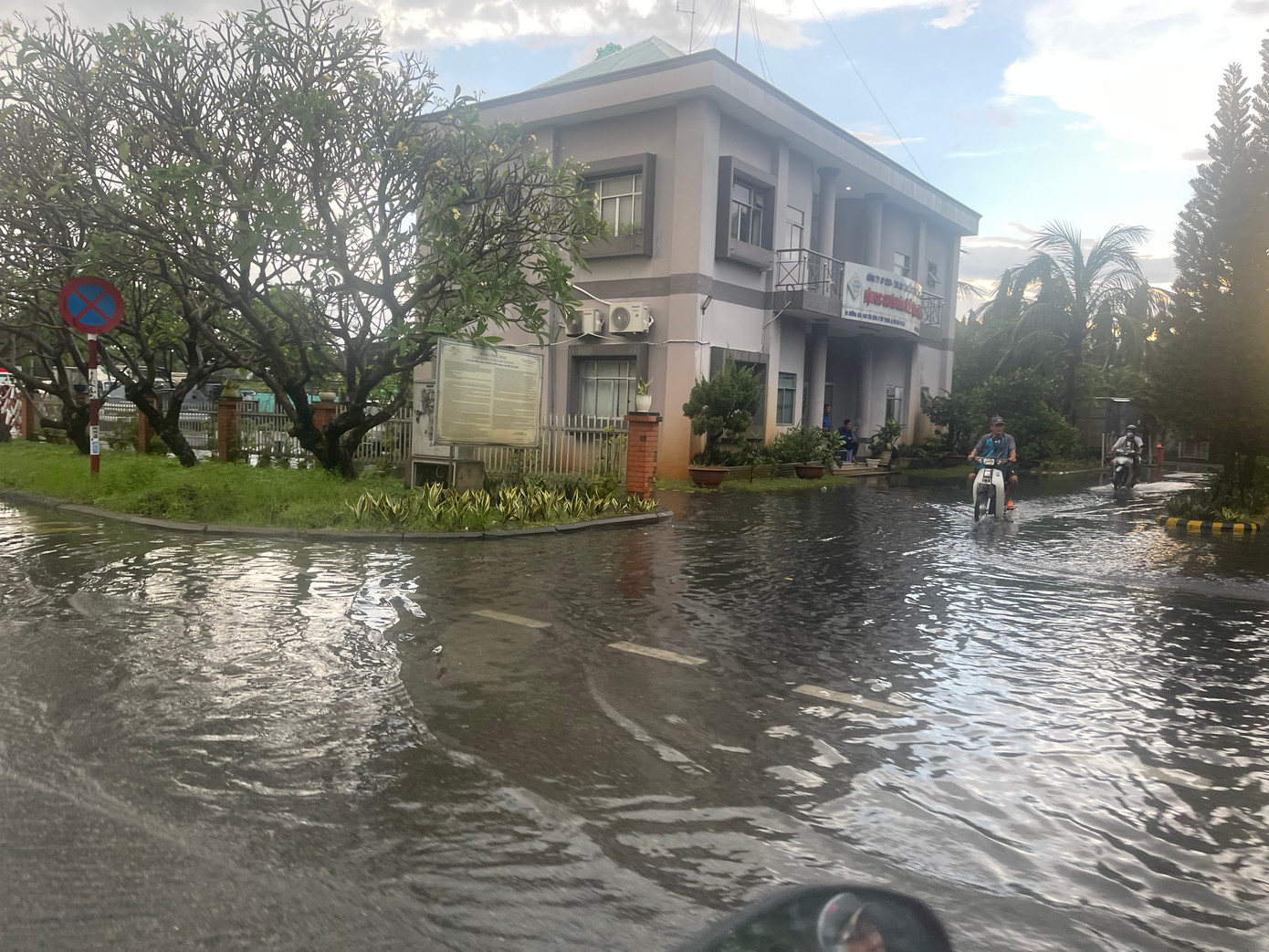 Nhiều tuyến đường trong KCN Tân Bình cũng bị ngập sâu. Nhiều tuyến đường trong KCN Tân Bình cũng bị ngập sâu.