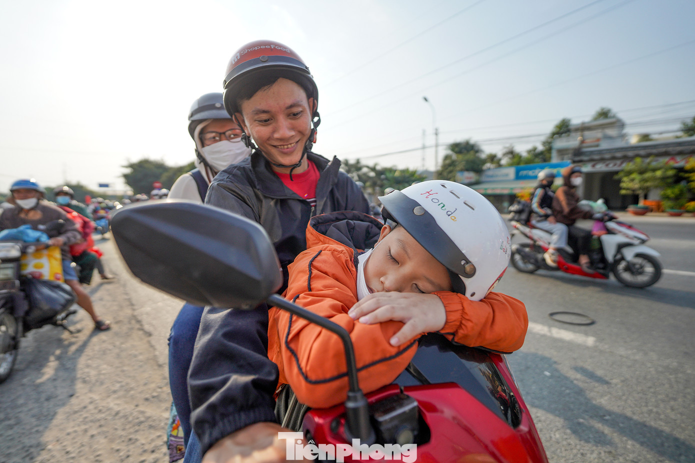 "Tôi cảm kích sâu sắc, xúc động khi nhận được phần quà miễn phí trong lúc đang mệt mỏi, khổ sở sau một chuyến đi dài. Đây là hành động rất ý nghĩa, không chỉ giúp tôi và nhiều người khác có thêm sức lực tiếp tục hành trình mà còn là sự động viên về mặt tinh thần", anh Tuấn bộc bạch.