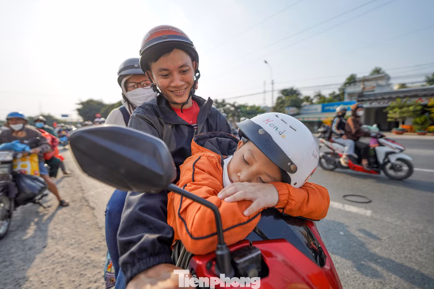 "Tôi cảm kích sâu sắc, xúc động khi nhận được phần quà miễn phí trong lúc đang mệt mỏi, khổ sở sau một chuyến đi dài. Đây là hành động rất ý nghĩa, không chỉ giúp tôi và nhiều người khác có thêm sức lực tiếp tục hành trình mà còn là sự động viên về mặt tinh thần", anh Tuấn bộc bạch.