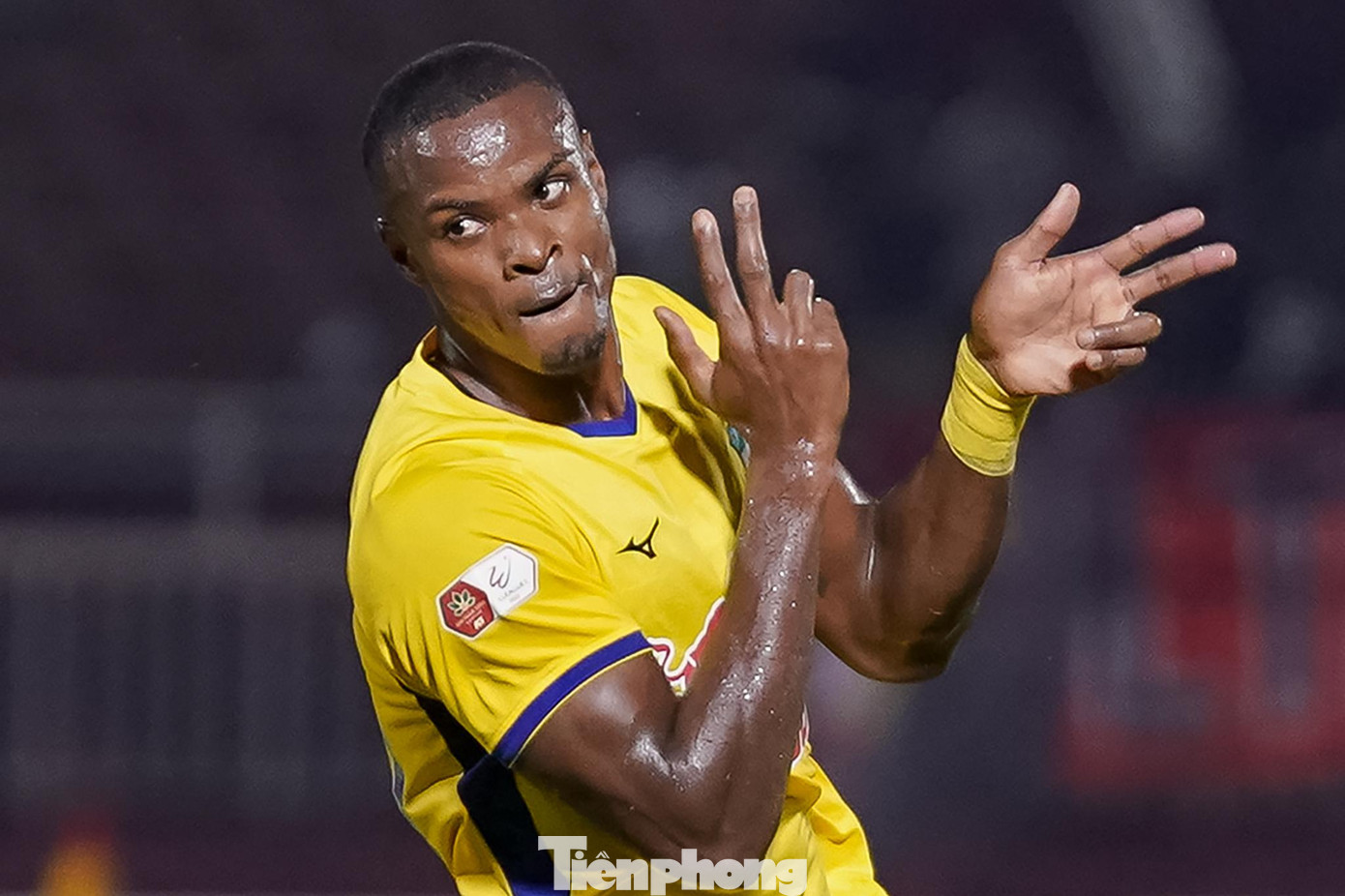 Sau hàng loạt cơ hội bị bỏ lỡ, HAGL có bàn mở tỷ số ở phút 28. Brandao đánh đầu thành bàn cho sau cú đá phạt góc của Xuân Trường. Ở trận đầu bắt chính ở V.League 2022, thủ môn Bùi Tiến Dũng mắc sai lầm khi băng ra đấm bóng không thành công. Sau hàng loạt cơ hội bị bỏ lỡ, HAGL có bàn mở tỷ số ở phút 28. Brandao đánh đầu thành bàn cho sau cú đá phạt góc của Xuân Trường. Ở trận đầu bắt chính ở V.League 2022, thủ môn Bùi Tiến Dũng mắc sai lầm khi băng ra đấm bóng không thành công.