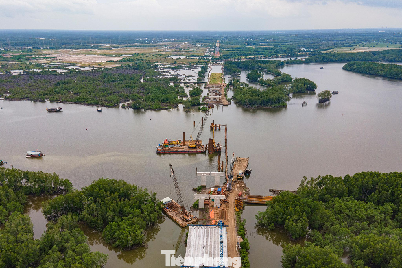 Công trình trụ đỡ nhịp cầu bắc qua sông Thị Vải vẫn chưa được đổ bê tông. Bên kia sông Thị Vải là huyện Nhơn Trạch, tỉnh Đồng Nai.