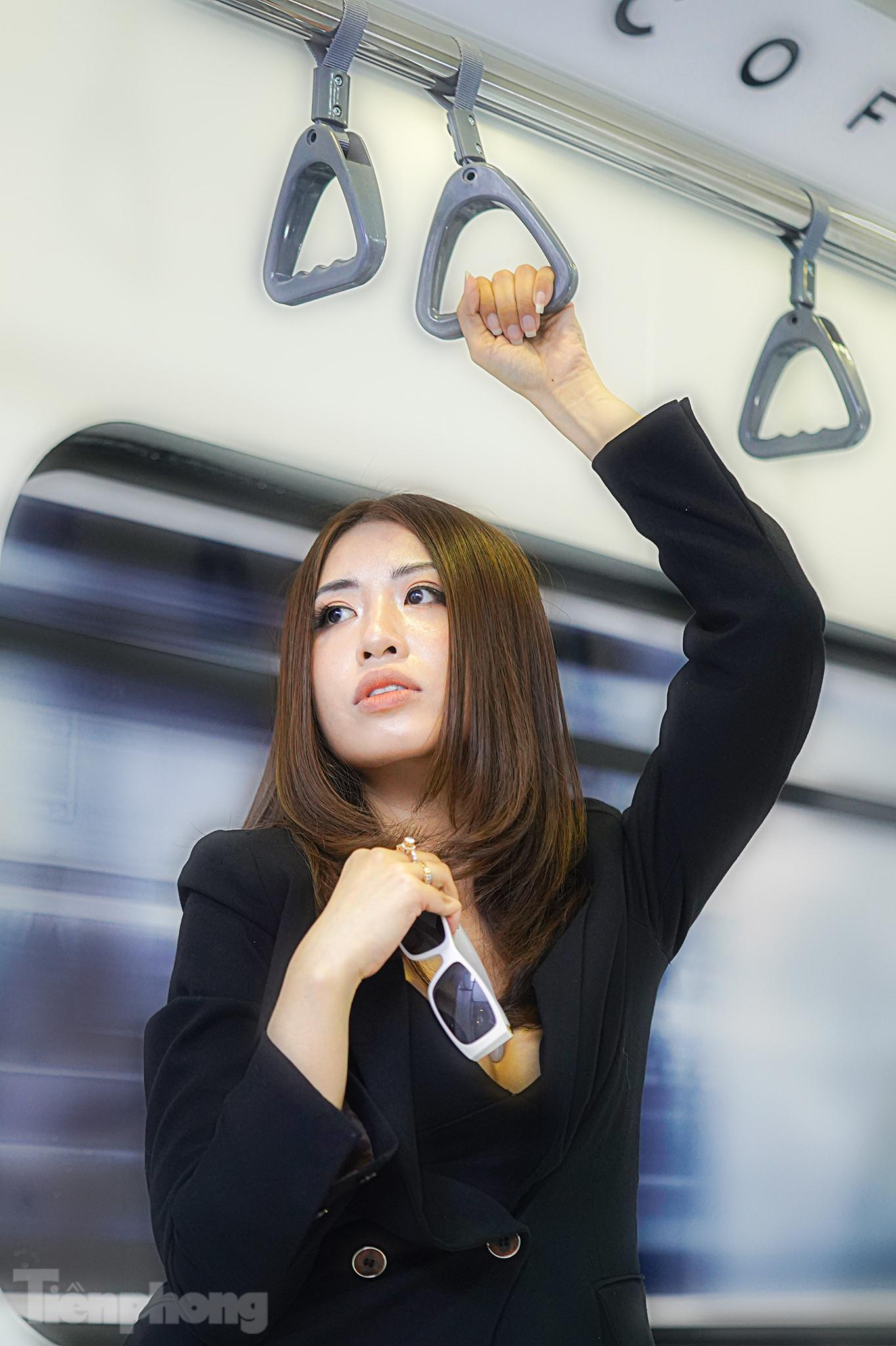 Cô bạn Phạm Phương Trinh là một chuyên viên trang điểm ngụ quận Tân Bình, qua bạn bè giới thiệu, Trinh cũng chọn tông trang điểm nhẹ nhàng để đến đây tạo dáng, chụp ảnh. "Mình đến đây tranh thủ tạo dáng vài kiểu để làm kỷ niệm." - Phương Trinh chia sẻ.