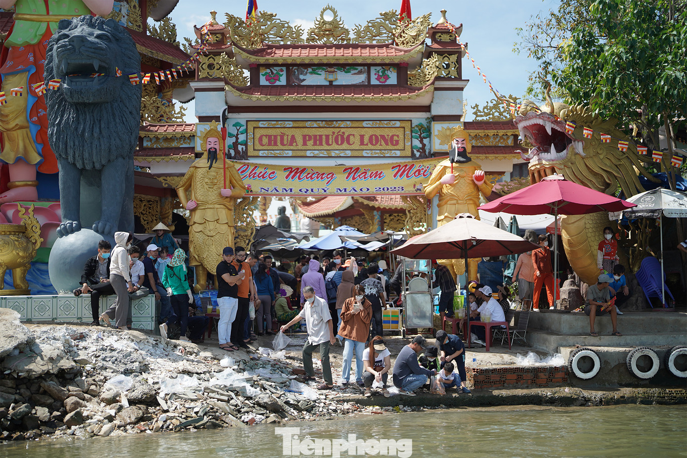 Khách hành hương phóng sanh là hình ảnh dễ thấy nhất khi đò chuẩn bị cập bến chùa.