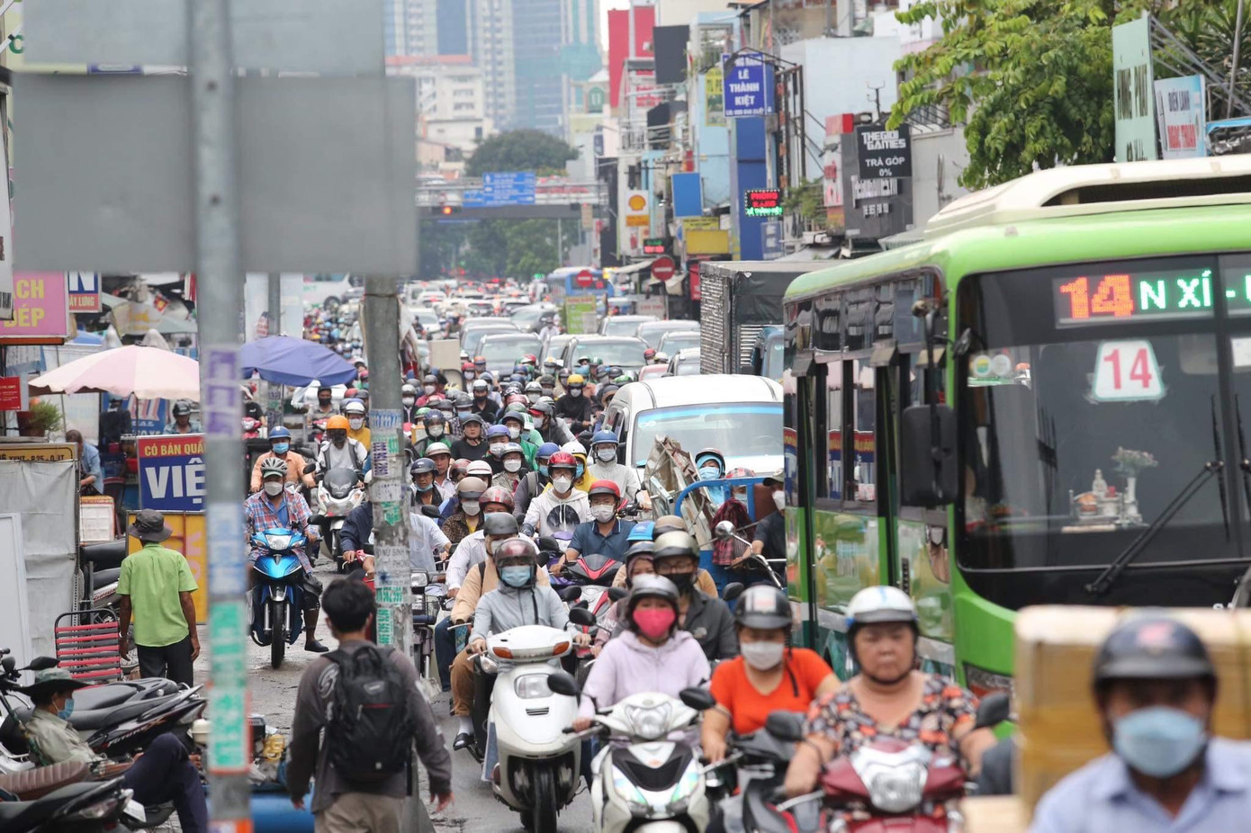 Các tuyến đường quanh bến xe miền Đông do lượng người dân đổ về quá lớn đã xảy ra tình trạng ùn tắc cục bộ. Kẹt nghiêm trọng nhất là tuyến đường Xô Viết Nghệ Tĩnh, hàng nghìn phương tiện nối dài, rồng rắn nhích từng mét trên đường rất khó khăn để đi đến Bến xe miền Đông.