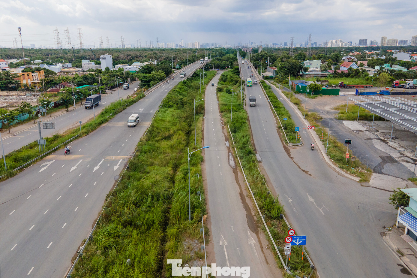 Cầu Bà Chiêm (huyện Nhà Bè), cửa ngõ vào trung tâm thành phố từ hướng KCN Hiệp Phước. Cầu Bà Chiêm (huyện Nhà Bè), cửa ngõ vào trung tâm thành phố từ hướng KCN Hiệp Phước.