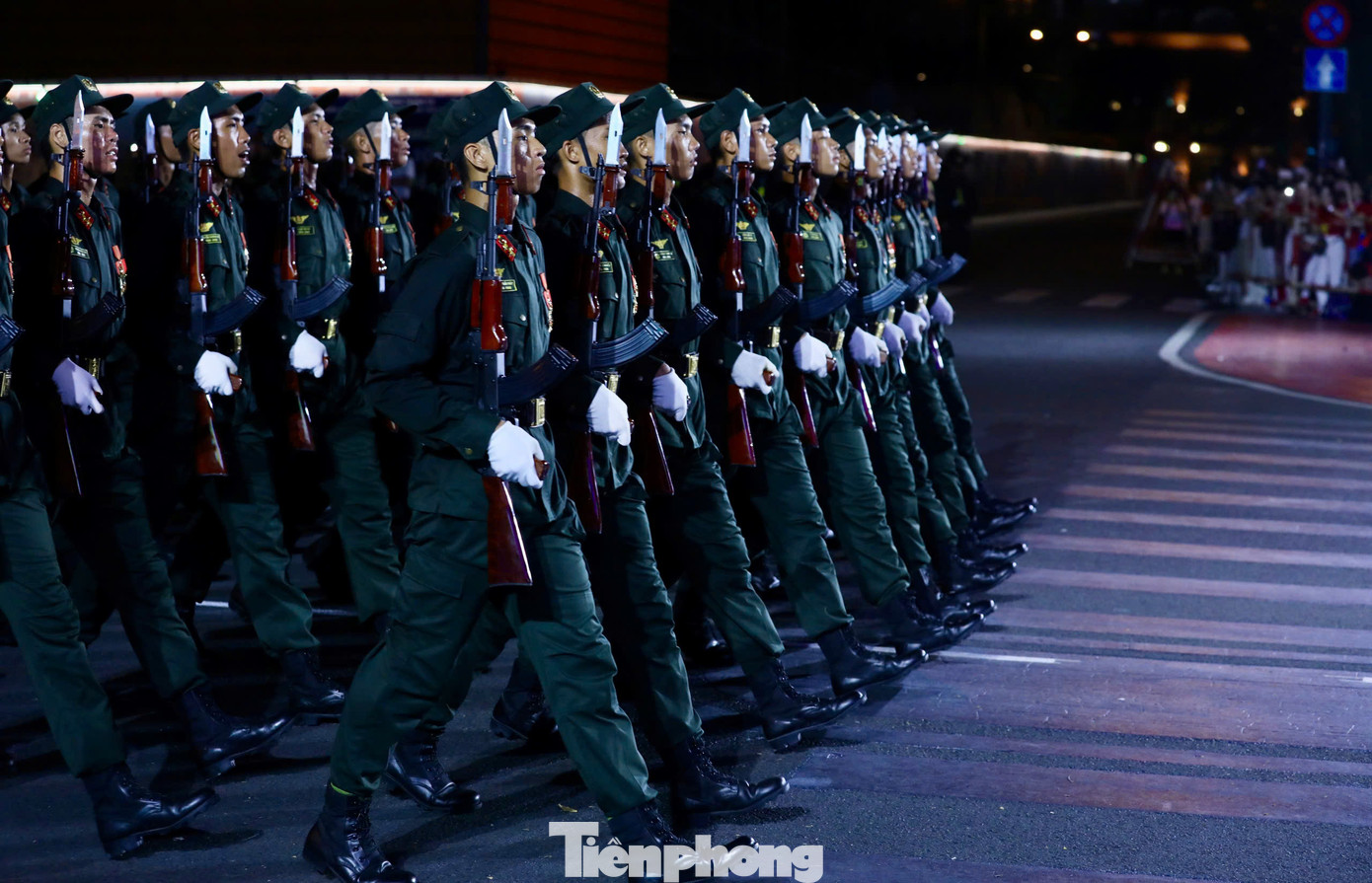 Những bước chân đầy tự hào sải bước kèm theo tiếng hô vang của các khối trưởng. Sau đó là các chiến sĩ đồng loạt hô theo dứt khoát, vang vọng.