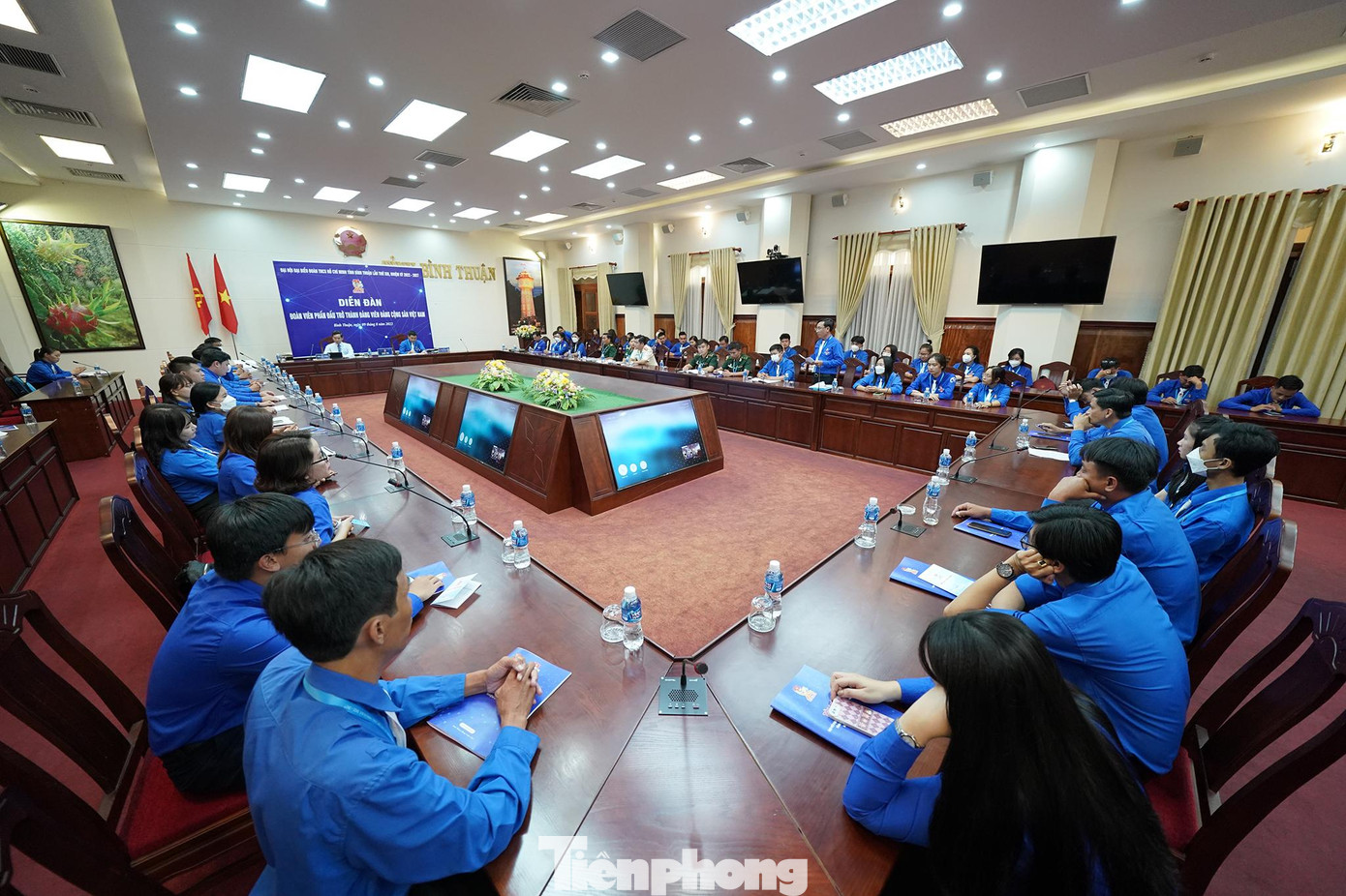 Trong khuôn khổ Ðại hội đại biểu Đoàn TNCS Hồ Chí Minh tỉnh Bình Thuận khóa XIII, nhiệm kỳ 2022-2027, tại diễn đàn số 3, các đại biểu đã thảo luận về chủ đề “Đoàn viên phấn đấu trở thành đảng viên Đảng Cộng sản Việt Nam”. Chủ trì diễn đàn này là ông Trần Hữu Thành - Tỉnh ủy viên, Phó Trưởng ban Thường trực Ban tổ chức Tỉnh ủy Bình Thuận và anh Trương Minh Quang - Phó Bí thư Tỉnh Đoàn Bình Thuận. Phát biểu tại diễn đàn, anh Trương Minh Quang cho biết, trong 5 năm qua, triển khai cuộc vận động “Đoàn viên phấn đấu trở thành đảng viên Đảng Cộng sản Việt Nam”, các cấp bộ Đoàn trong tỉnh đã bồi dưỡng, giới thiệu cho Đảng 16.317 đoàn viên ưu tú; trong đó có 6.501 đồng chí được kết nạp Đảng. Trong khuôn khổ Ðại hội đại biểu Đoàn TNCS Hồ Chí Minh tỉnh Bình Thuận khóa XIII, nhiệm kỳ 2022-2027, tại diễn đàn số 3, các đại biểu đã thảo luận về chủ đề “Đoàn viên phấn đấu trở thành đảng viên Đảng Cộng sản Việt Nam”. Chủ trì diễn đàn này là ông Trần Hữu Thành - Tỉnh ủy viên, Phó Trưởng ban Thường trực Ban tổ chức Tỉnh ủy Bình Thuận và anh Trương Minh Quang - Phó Bí thư Tỉnh Đoàn Bình Thuận. Phát biểu tại diễn đàn, anh Trương Minh Quang cho biết, trong 5 năm qua, triển khai cuộc vận động “Đoàn viên phấn đấu trở thành đảng viên Đảng Cộng sản Việt Nam”, các cấp bộ Đoàn trong tỉnh đã bồi dưỡng, giới thiệu cho Đảng 16.317 đoàn viên ưu tú; trong đó có 6.501 đồng chí được kết nạp Đảng.