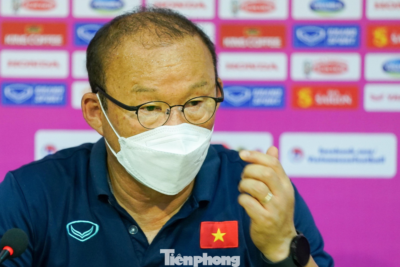 HLV Park Hang-seo chia sẻ: &quot;Xin lỗi vì lịch tập thay đổi vì có thể tập chiều nhưng đổi tập trưa vì 90% chiều nay có thể mưa nên đổi tập sáng. Chúng ta đã vào vòng loại cuối World Cup, được tham gia Asian Cup nên không cần đấu vòng loại. Cá nhân tôi, năm năm rồi mới dẫn dắt đội tuyển quốc gia đá ở TPHCM. Có một số cầu thủ mới để tôi thử nghiệm. Đây là trận đấu để tôi thử nghiệm chiến thuật mới&quot;.