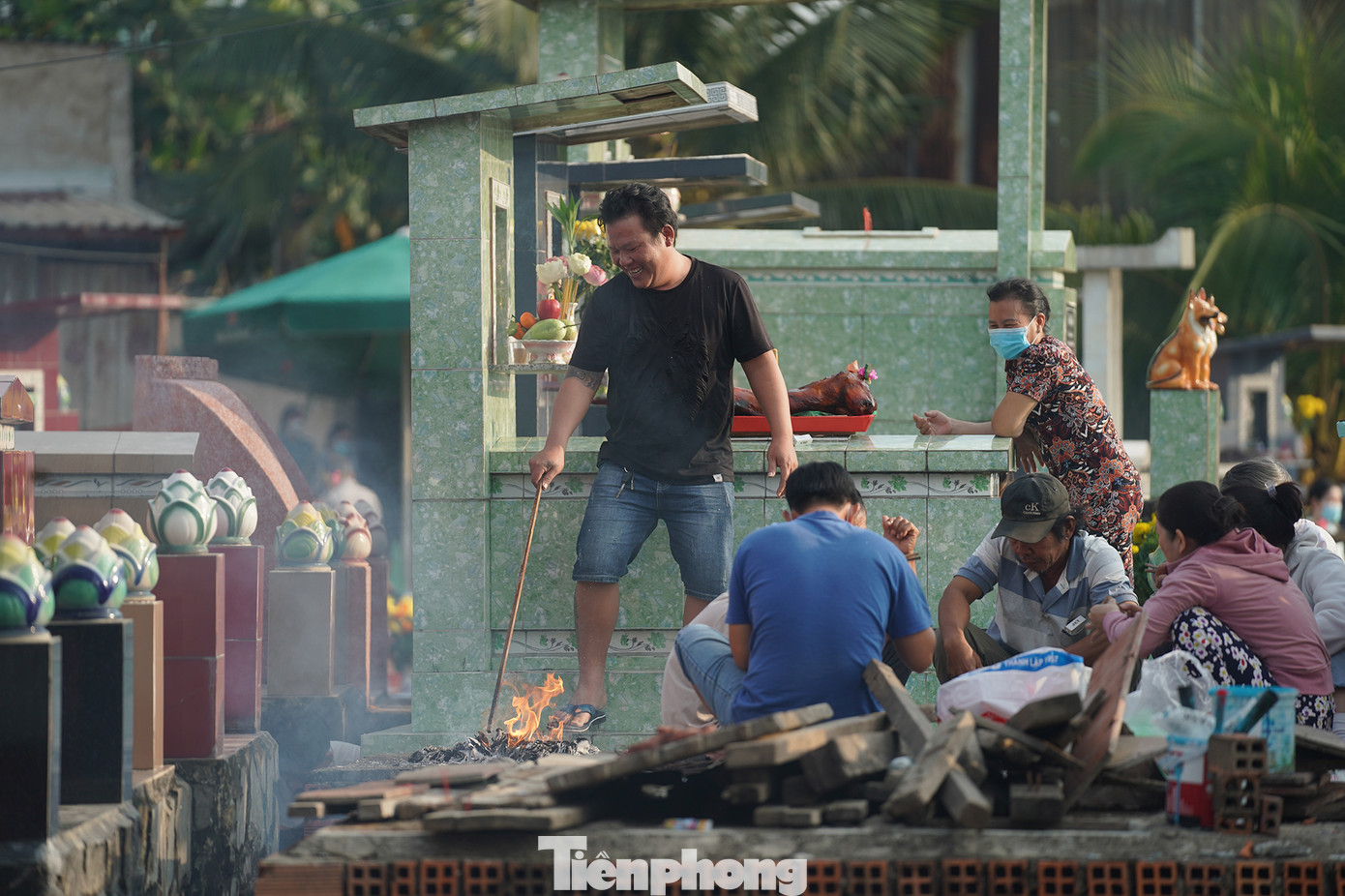 Một gia đình sum vầy ăn uống, hoá vàng cho người đã khuất. Một gia đình sum vầy ăn uống, hoá vàng cho người đã khuất.